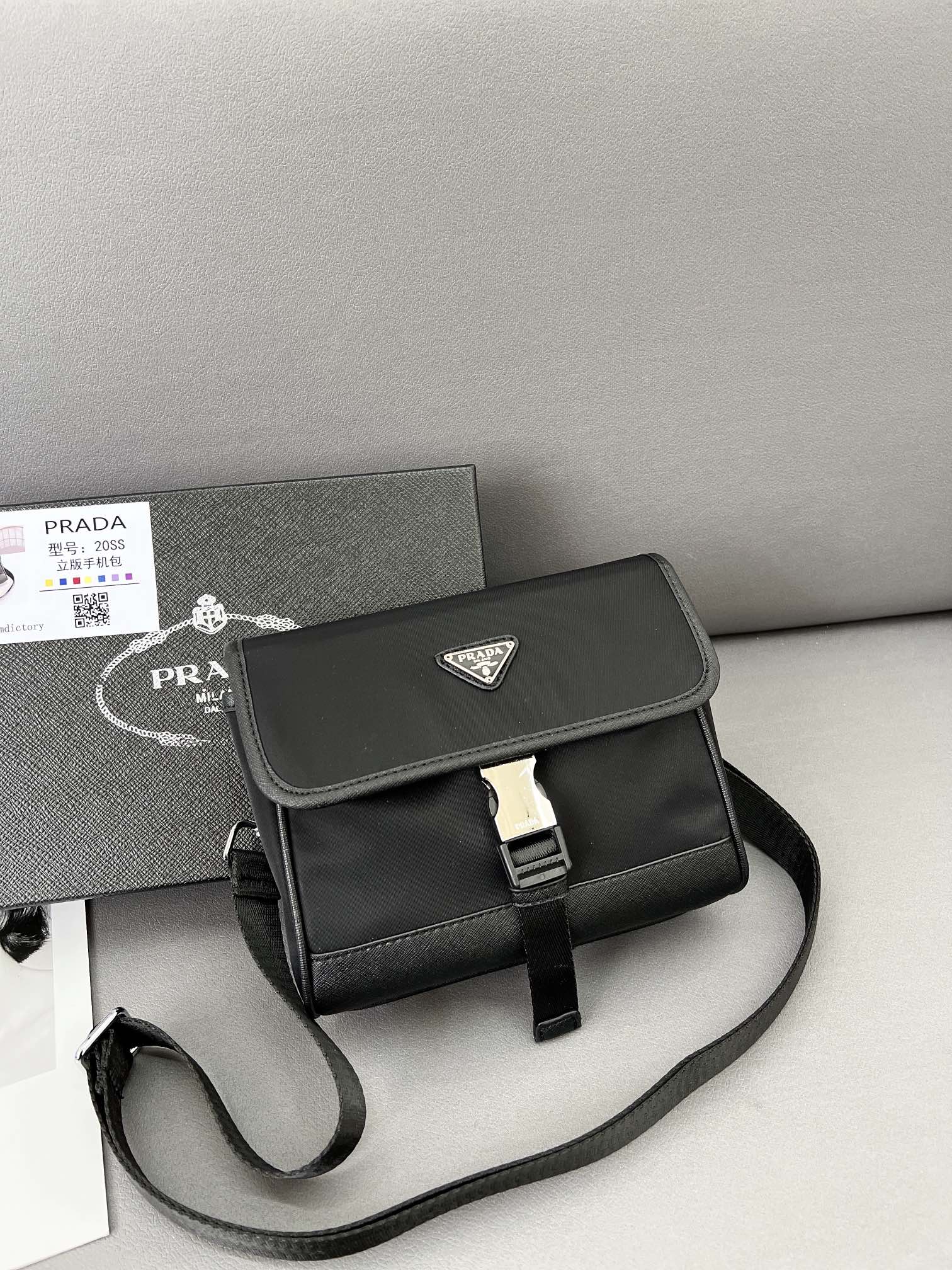 I5  普拉达 Prada  Saffiano尼龙布三角标手机包 单肩斜挎包 采用精湛镶嵌细工，经典百搭 实物拍摄 原厂原版面料 2ZH108 配送小票防尘袋 礼盒 20 x 15 cm