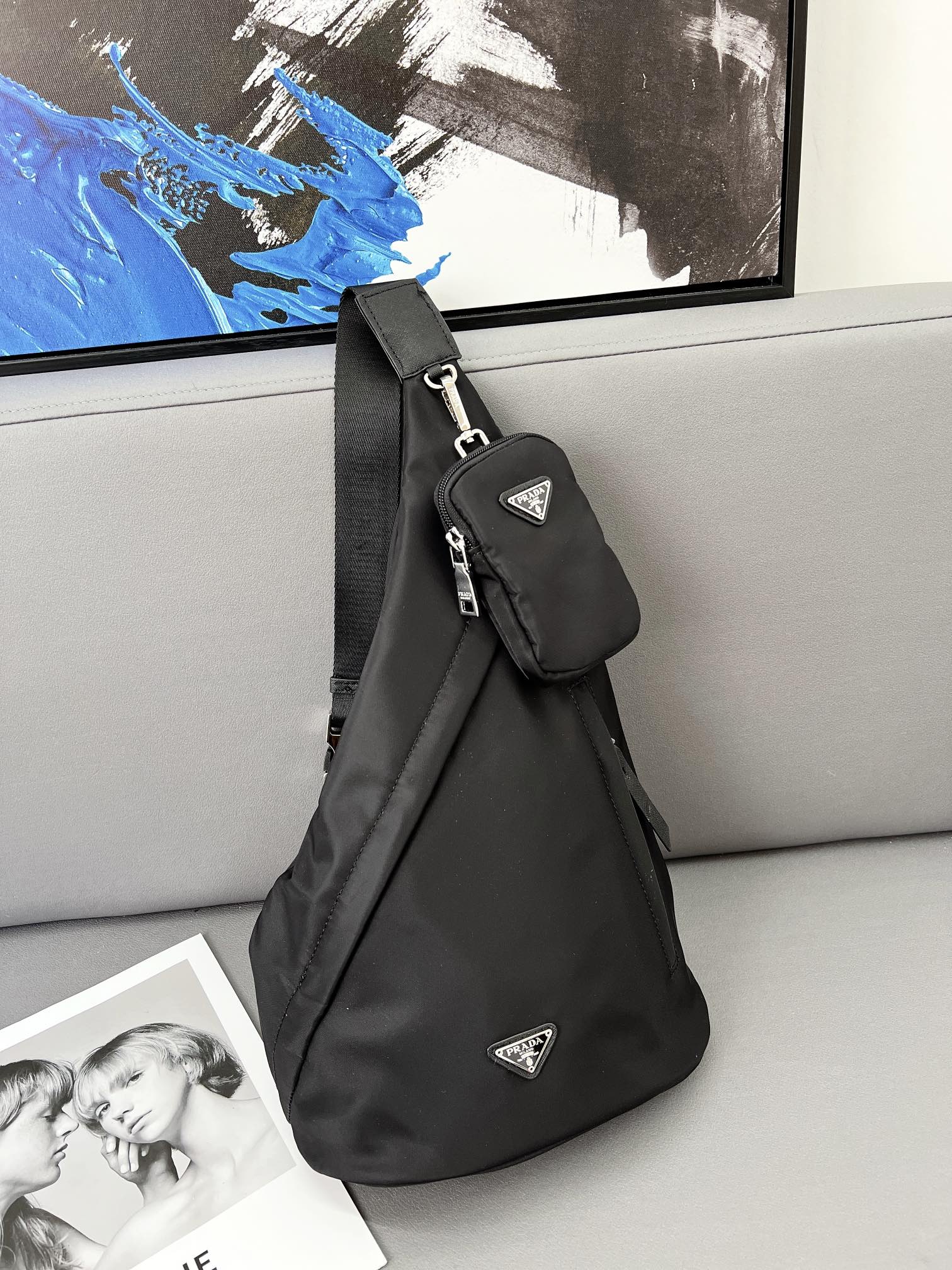 J0  普拉达 Prada  Re-Nylon 尼龙布单肩背包 斜挎书包 男女通用斜挎包 采用精湛镶嵌细工，经典百搭 实物拍摄 原厂原版面料 配送小票防尘袋 25 x 40 cm