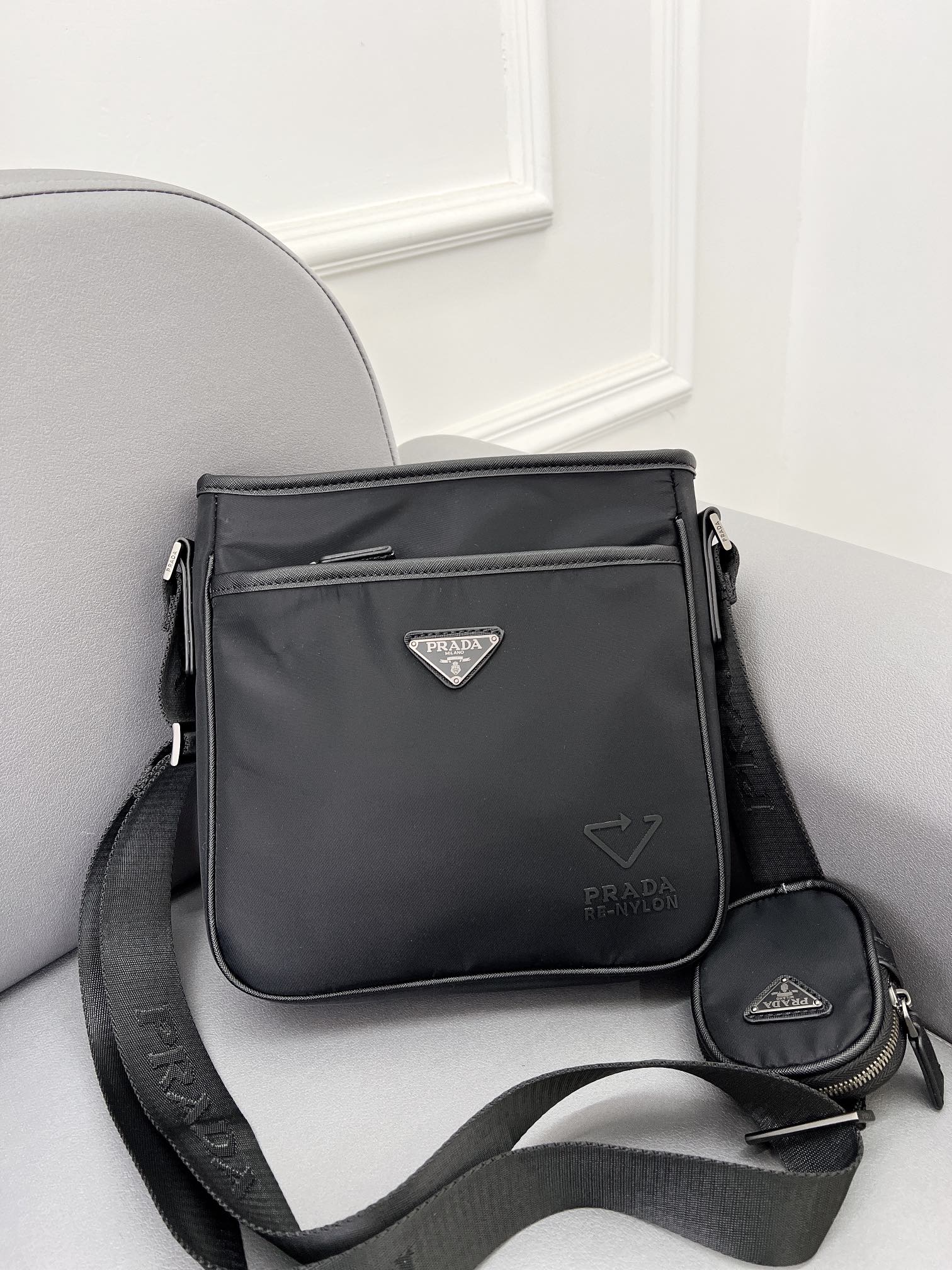 J5  普拉达 Prada  Saffiano尼龙布二合一邮差包 单肩斜挎包 采用精湛镶嵌细工，经典百搭 实物拍摄 原厂原版面料 配送小票防尘袋 礼盒 26 x 25 cm