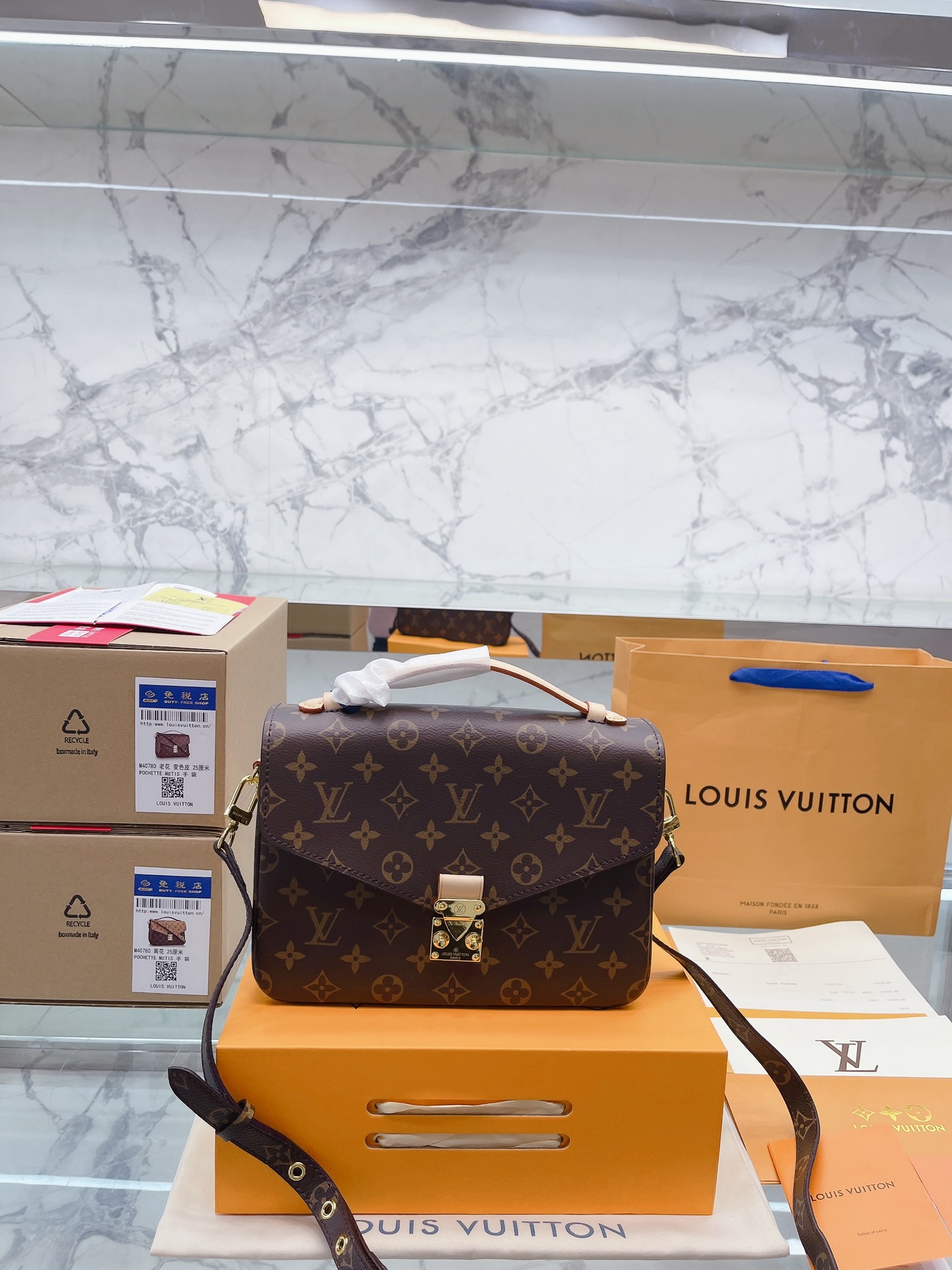 L0 原单 复刻版 升级款 免税店包装 礼盒  Louis Vuitton 路易威登 LV 邮差包老花手提单肩斜挎包，优雅低调的外形设计和宽敞的包身更加入了实用性， Louis Vuitton 路易威登 LV 闪亮的纯钢金色五金配件- 可调节肩带，配有树糕皮的肩垫，拉链闭合 超细纤维内衬 尺寸：25*20cm