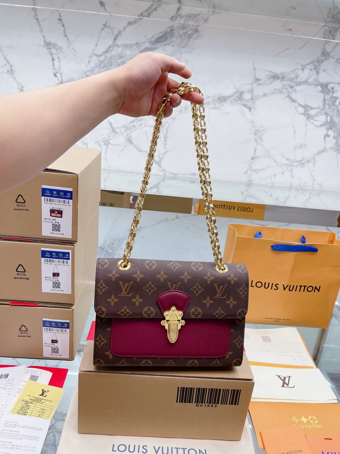L0 升级款 牛皮 升级款 免税店包装礼盒 “ Louis Vuitton 路易威登 LV  victoire 维多利亚 邮差包 ”  免税店包装飞机盒 L家 路易威登老花链条单肩拼色VICTOIRE邮差包 Nono选用柔软的Monogram帆布面料，并搭配缤纷多彩的小牛皮装饰 完美尺寸 27 18cm