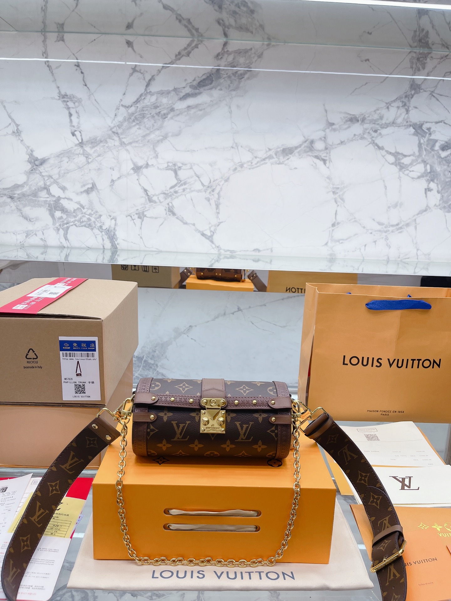 L0 原单复刻 升级款 免税店包装礼盒  Louis Vuitton 路易威登 LV 2022巴比龙| Iv Iv Vuitton设计推出，几经复刻，一直都是时尚宠儿! 6和Vintage 款相比，还是有变化的。走线精细，上面还有 钉珠和logo,锁扣代替了拉链, 更时尚了。 搭配了一条老花粗肩带， 是可以调节长度的。还有一条金属链条英昌可以手拎，可以斜背。多种背法，经典老花，复古百搭。男女可背。国包包看起来小巧容量非常大。自重很轻。简直太好看了。 和老款的巴比龙你更喜欢哪一款 尺寸20 10cm