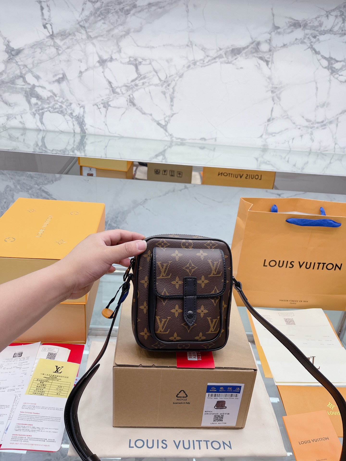 K0 升级款 牛皮 升级款 免税店包装礼盒   Louis Vuitton 路易威登 LV  Christo 这款Retiro 手袋以标志性的 Louis Vuitton 路易威登 LV 老花面料制成，搭配奢华的黄皮饰边，经典永恒。优雅低调的外形设计和宽敞的包身更加入了实用性。使用说明：-  Louis Vuitton 路易威登 LV 变色牛皮饰边，闪亮的纯钢金色五金配件- 可调节肩带，配有树糕皮的肩垫，拉链闭合。- 超细纤维内衬，包包尺寸15 18cm