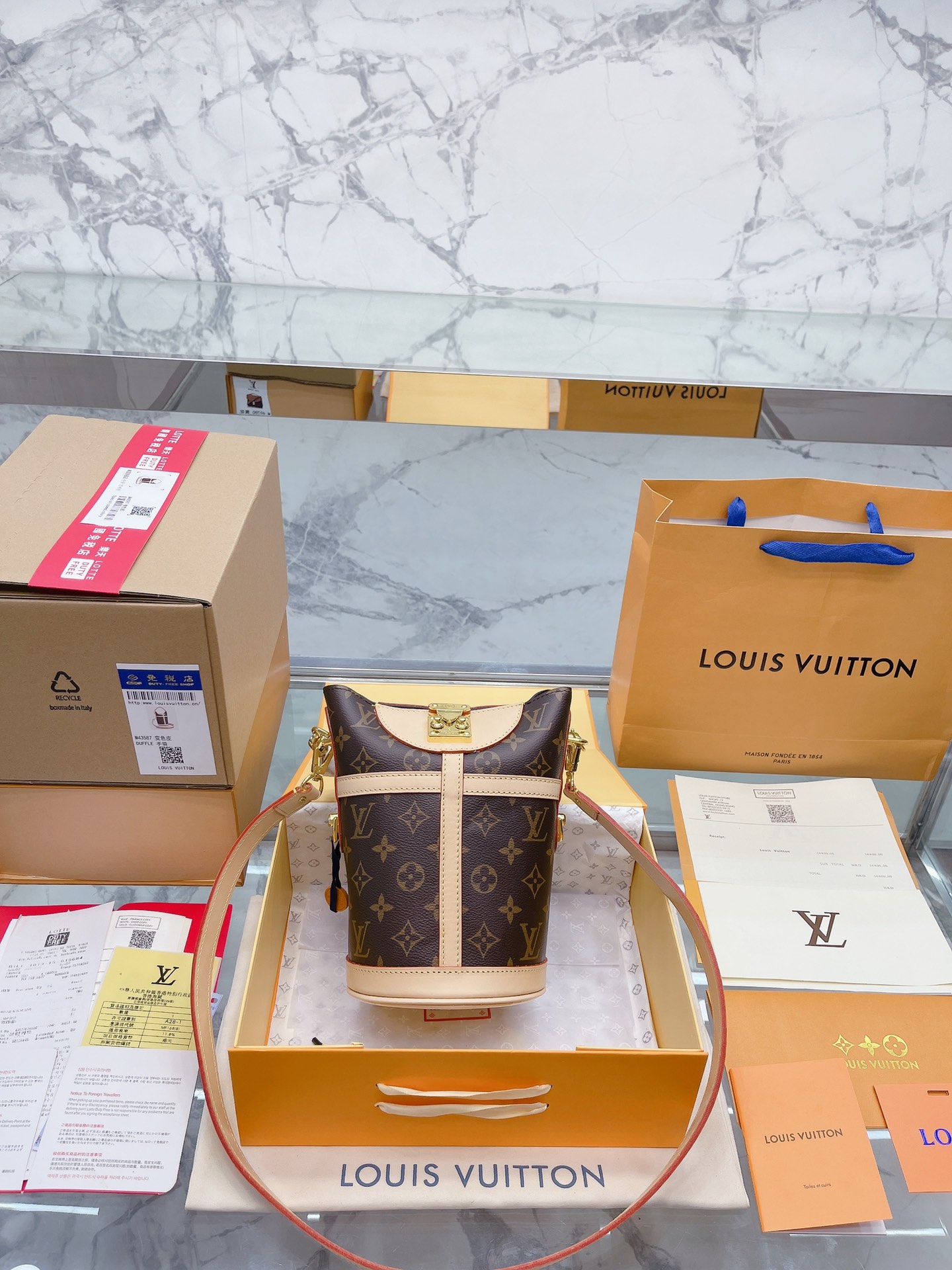 L0 复刻版 原单 升级款 免税店包装礼盒 24k+顶级变色皮+丝巾+飞机盒  Louis Vuitton 路易威登 LV  Duffle薯条包备受钟爱的Duffle手袋，由柔软的Monogram帆布裁制而成，配有做工精细的标志性S形锁扣，包包上身意外的好看可手提，可肩背，上身时尚度倍加，经典老花配色好搭衣服，上身增加了一丝贵气，包型一点都不俗气，时尚个性弄潮儿。22*23*14cm