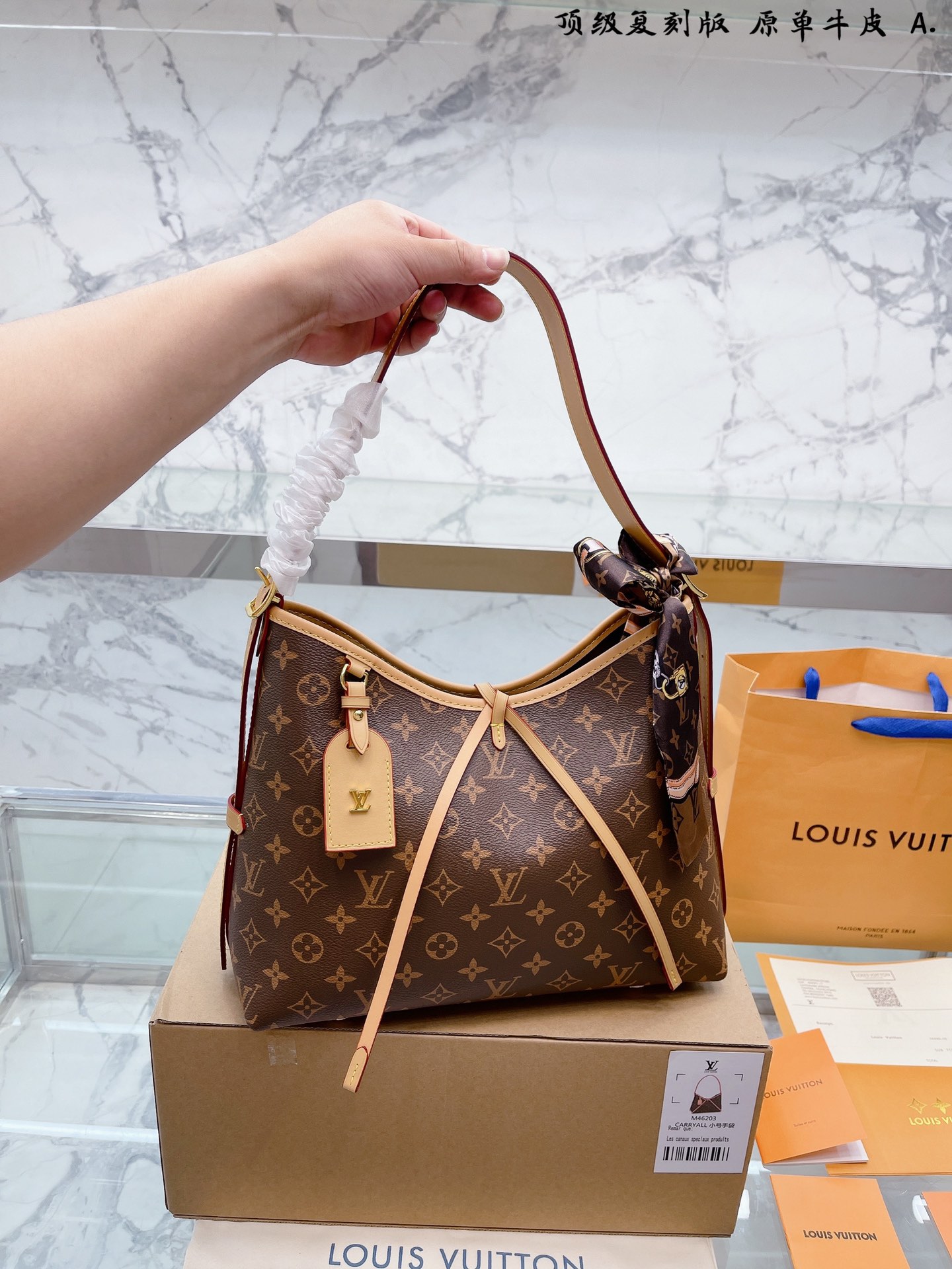 L0 顶级复刻版 牛皮 路易威登 Louis Vuitton 路易威登 LV  Carryall通勤包颜值实用 路易威登 Louis Vuitton 路易威登 LV  路易威登Iv 路易威登louisvuitton路易威登carryall Carryall |v7月，可斜挎、单肩。容量保证，敞口磁铁吸内扣取放平板小电脑非常方便，设计比neverfull小巧、肩带够宽不那么勒;比graceful俏皮，上身完全;是驴家通勤包款颜值担当@ 尺寸 32 22cm