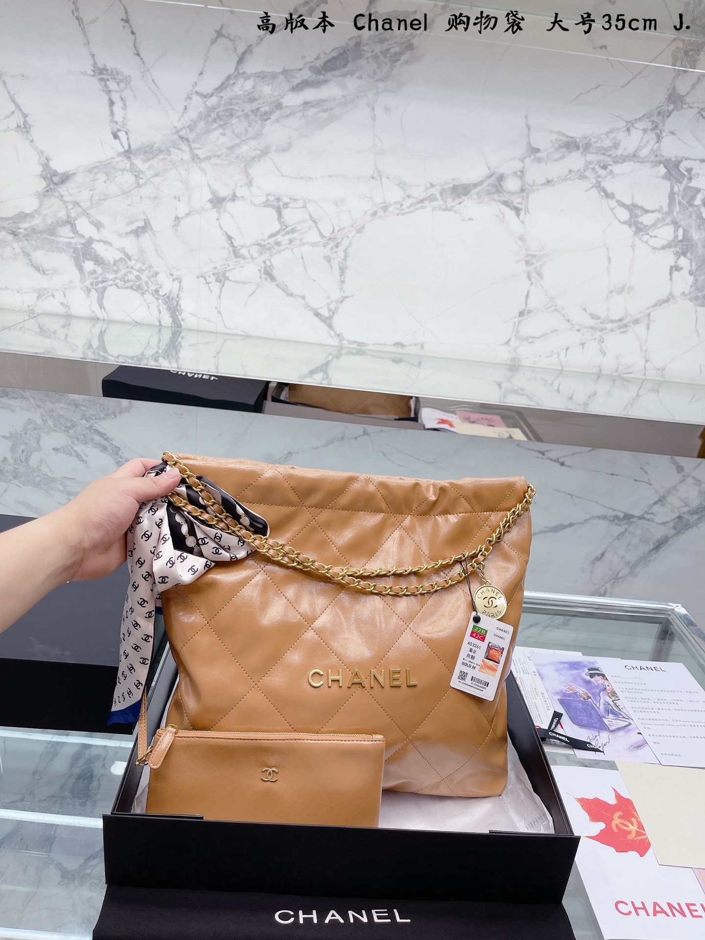K5 复刻版 大号 CHANEL 22BAG |以数字命名的“垃圾袋”? 2021 年10 月，Chanel 品牌艺术总监Virginie Viard在2022年春夏 时装秀_上推出一款手提包: 22 BAG。目前仅有黑色中号金色字母现货!从2.55到11.12手袋，Chanel重量级包款命名总是与数字和日期有关， 22手袋是继2019年推出19手袋之后时隔3年又一重点单品。22手袋希望传递的洒脱不羁又余韵十足的休闲概念，看惯了Chanel每一季上新大大小小的口盖包 22bag与众不同难得的休闲酒脱与人的穿搭越来越舒适简单、取悦自己而相配相呼应且在市面，上其他品牌里也蛮少有类似包型包身是扁平的菱格绗缝，有点类似嬉皮包，看起来既舒适又适合日常运用。 22手袋的油腊牛皮更为油亮柔软，绝对可堪称皮料界的王者。 包带运用皮革穿金链元素，上面有一枚镂空黄铜 CHANEL双C金币吊坠，非常复古。包包舒适 且容量大，內附拉链隔间和可拆式小袋，包口为磁扣和抽绳式松紧带设计，慵懒又随性。 大号35cm”},”title”:”复刻版 大号 CHANEL 22BAG |以数字命名的“垃圾袋”? 2021 年10 月，Chanel 品牌艺术总监Virginie Viard在2022年春夏 时装秀_上推出一款手提包: 22 BAG。目前仅有黑色中号金色字母现货!从2.55到11.12手袋，Chanel重量级包款命名总是与数字和日期有关， 22手袋是继2019年推出19手袋之后时隔3年又一重点单品。22手袋希望传递的洒脱不羁又余韵十足的休闲概念，看惯了Chanel每一季上新大大小小的口盖包 22bag与众不同难得的休闲酒脱与人的穿搭越来越舒适简单、取悦自己而相配相呼应且在市面，上其他品牌里也蛮少有类似包型包身是扁平的菱格绗缝，有点类似嬉皮包，看起来既舒适又适合日常运用。 22手袋的油腊牛皮更为油亮柔软，绝对可堪称皮料界的王者。 包带运用皮革穿金链元素，上面有一枚镂空黄铜 CHANEL双C金币吊坠，非常复古。包包舒适 且容量大，內附拉链隔间和可拆式小袋，包口为磁扣和抽绳式松紧带设计，慵懒又随性。 大号35cm