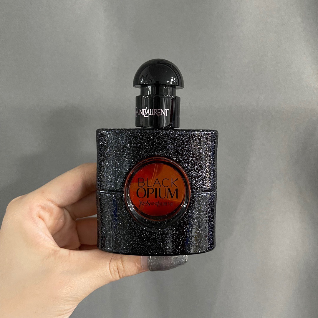 100💰
圣罗兰香水中样30ml三件套黑盒！内含：30ml*3带喷头。味道：黑鸦片，反转巴黎，自由之香。