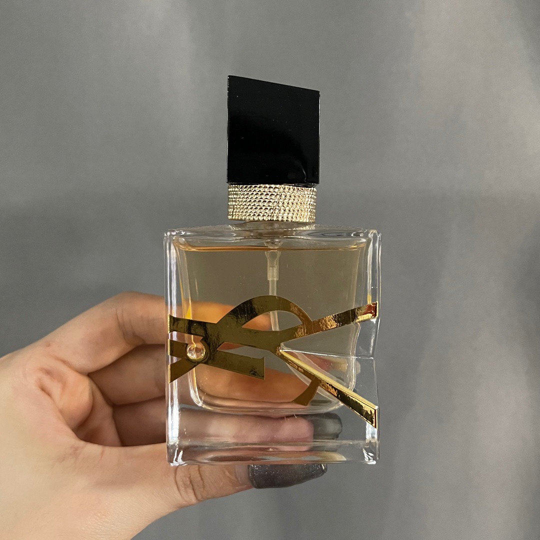100💰
圣罗兰香水中样30ml三件套黑盒！内含：30ml*3带喷头。味道：黑鸦片，反转巴黎，自由之香。
