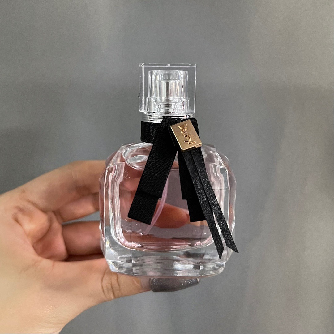100💰
圣罗兰香水中样30ml三件套黑盒！内含：30ml*3带喷头。味道：黑鸦片，反转巴黎，自由之香。