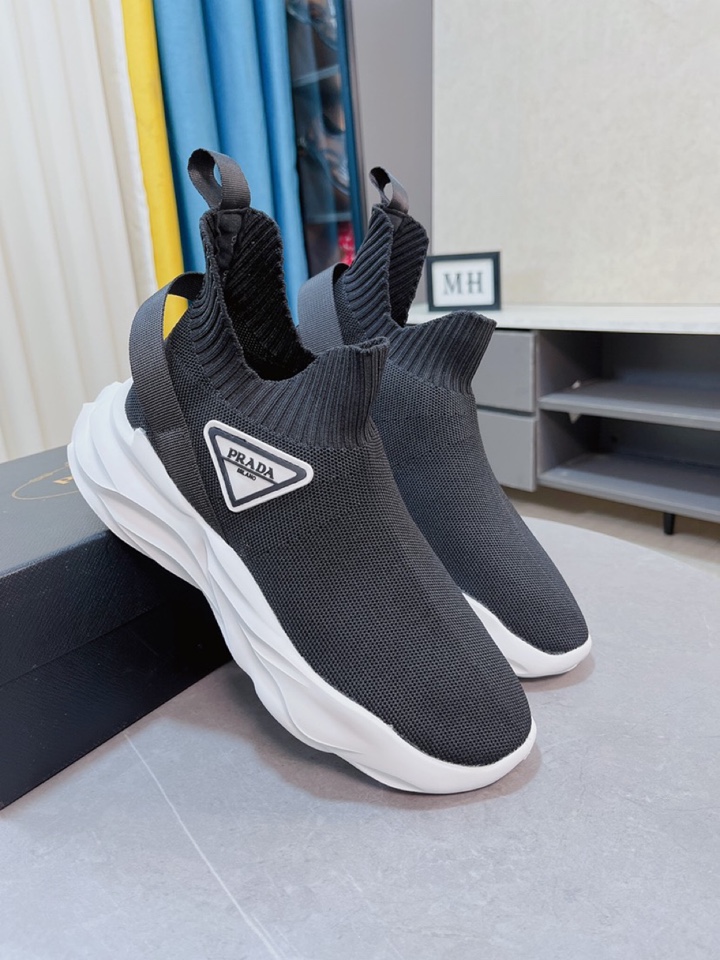 I5 普拉达 prada休闲鞋，透气舒适，行走方便，潮男百搭之款，高级飞织面料真皮垫脚，耐磨仿滑原版滴胶彩色大底 运动跑步风，超级舒服。