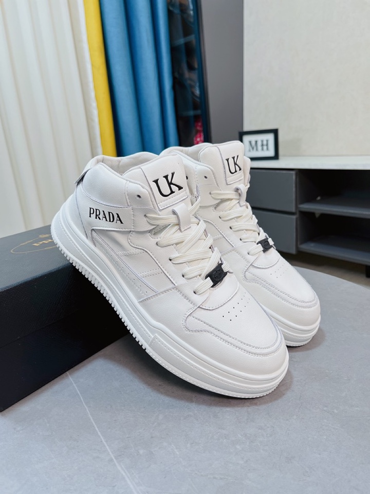 I5 Prada 普拉达 世界著名奢侈品牌，高端系列休闲男鞋，以经典的设计成为永不落幕的时尚宠儿，经典的休闲造型。采用进口牛皮拼接品牌发泡气垫大底，耐磨，轻便