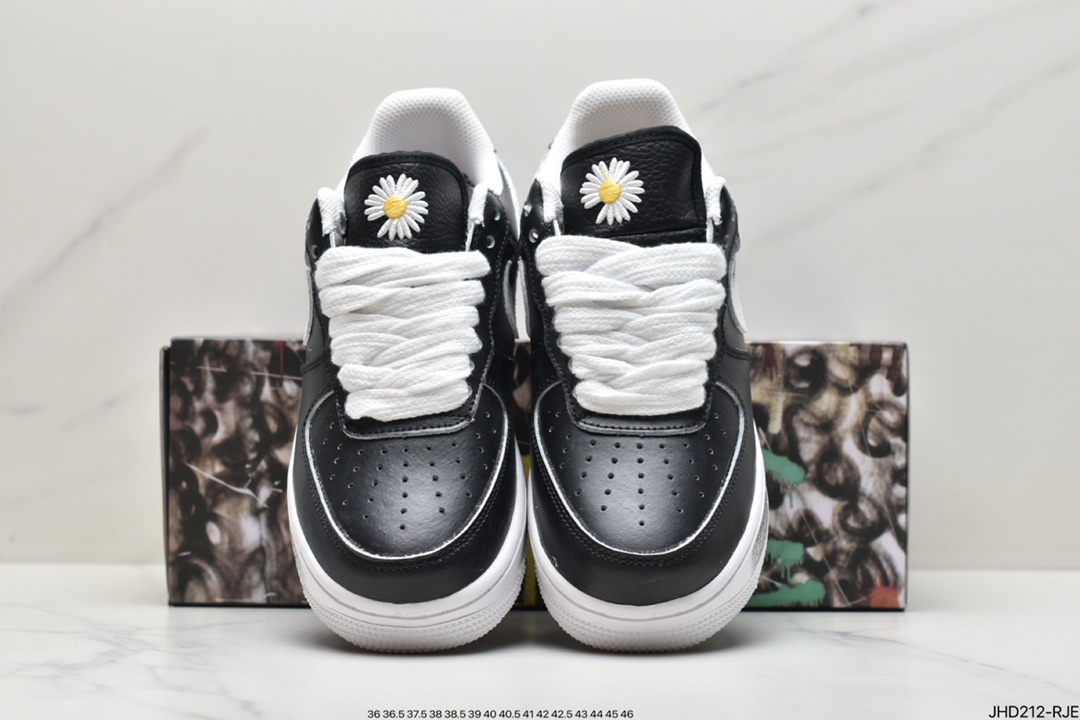 190 PEACEMINUSONE x Nike Air Force 1 ”Para-noise” 权志龙主理 联名款空军一号低帮运动板鞋 DD3223-100 全新出货 圈内知名口碑大厂OG出品 市售天花板品质 原厂皮料 正确色卡 原楦打造正确楦型 原档案3D打印鞋面 刮开图案不对随意退换 最大限度还原官方正品 细节如图所示 所见即所得 价格略高 仅服务极少数懂货客户 尺码：36 36.5 37.5 38 38.5 39 40 40.5 41 42 42.5 43 44 45 ID:JHD212-RJE
