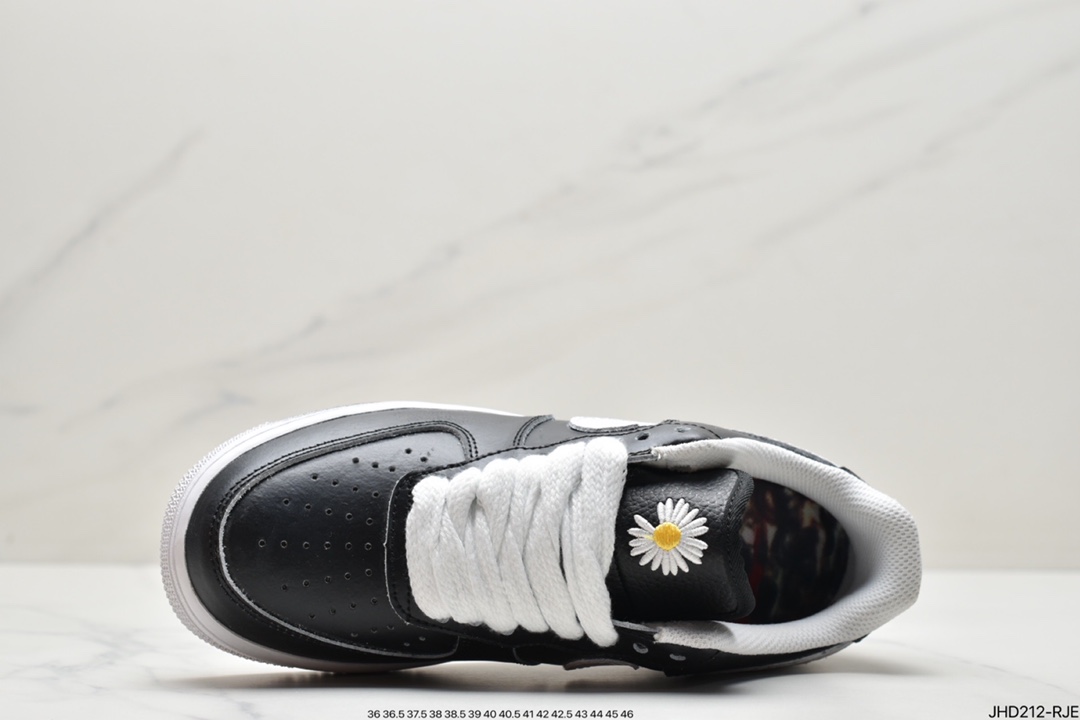 190 PEACEMINUSONE x Nike Air Force 1 ”Para-noise” 权志龙主理 联名款空军一号低帮运动板鞋 DD3223-100 全新出货 圈内知名口碑大厂OG出品 市售天花板品质 原厂皮料 正确色卡 原楦打造正确楦型 原档案3D打印鞋面 刮开图案不对随意退换 最大限度还原官方正品 细节如图所示 所见即所得 价格略高 仅服务极少数懂货客户 尺码：36 36.5 37.5 38 38.5 39 40 40.5 41 42 42.5 43 44 45 ID:JHD212-RJE