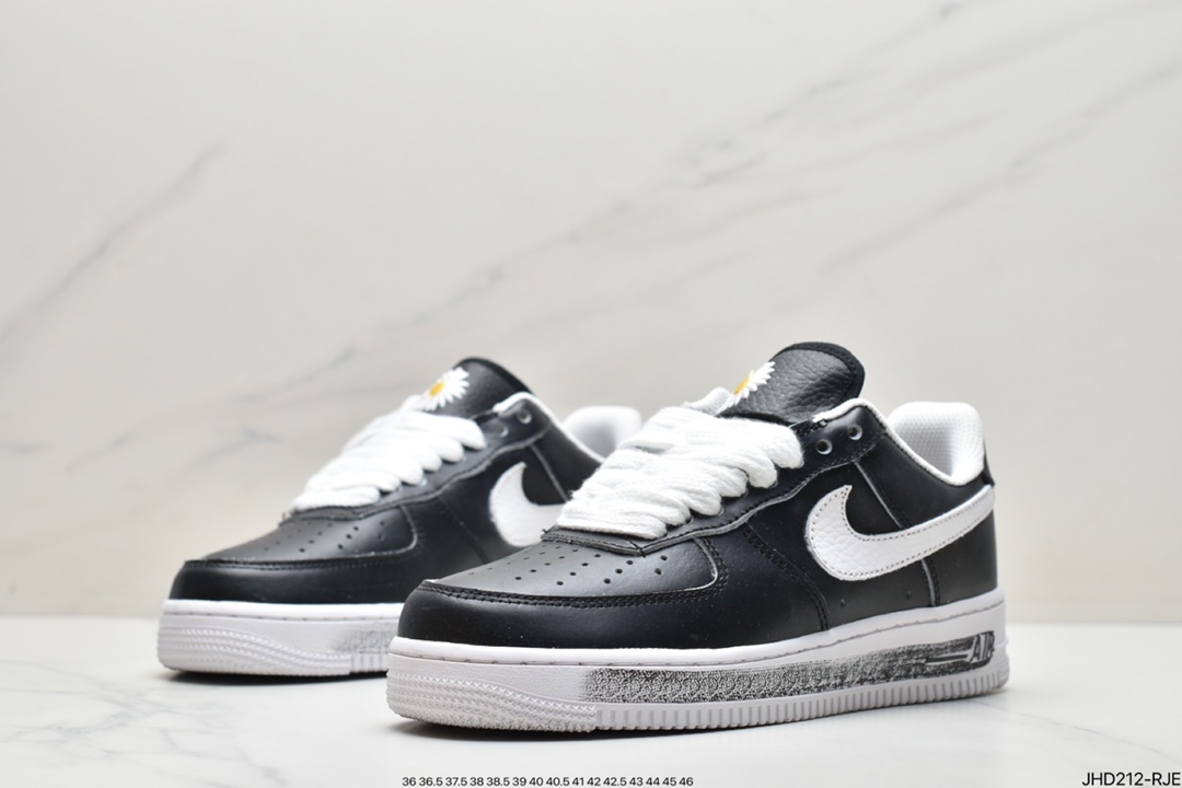 190 PEACEMINUSONE x Nike Air Force 1 ”Para-noise” 权志龙主理 联名款空军一号低帮运动板鞋 DD3223-100 全新出货 圈内知名口碑大厂OG出品 市售天花板品质 原厂皮料 正确色卡 原楦打造正确楦型 原档案3D打印鞋面 刮开图案不对随意退换 最大限度还原官方正品 细节如图所示 所见即所得 价格略高 仅服务极少数懂货客户 尺码：36 36.5 37.5 38 38.5 39 40 40.5 41 42 42.5 43 44 45 ID:JHD212-RJE