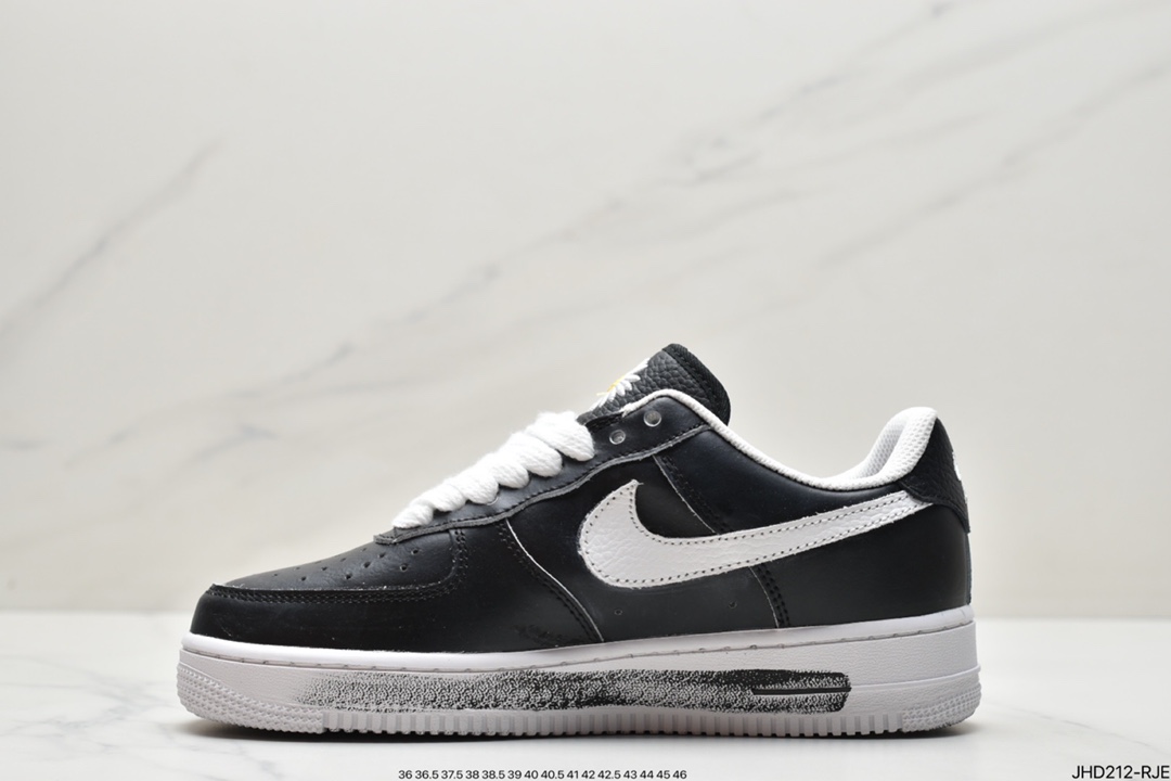190 PEACEMINUSONE x Nike Air Force 1 ”Para-noise” 权志龙主理 联名款空军一号低帮运动板鞋 DD3223-100 全新出货 圈内知名口碑大厂OG出品 市售天花板品质 原厂皮料 正确色卡 原楦打造正确楦型 原档案3D打印鞋面 刮开图案不对随意退换 最大限度还原官方正品 细节如图所示 所见即所得 价格略高 仅服务极少数懂货客户 尺码：36 36.5 37.5 38 38.5 39 40 40.5 41 42 42.5 43 44 45 ID:JHD212-RJE