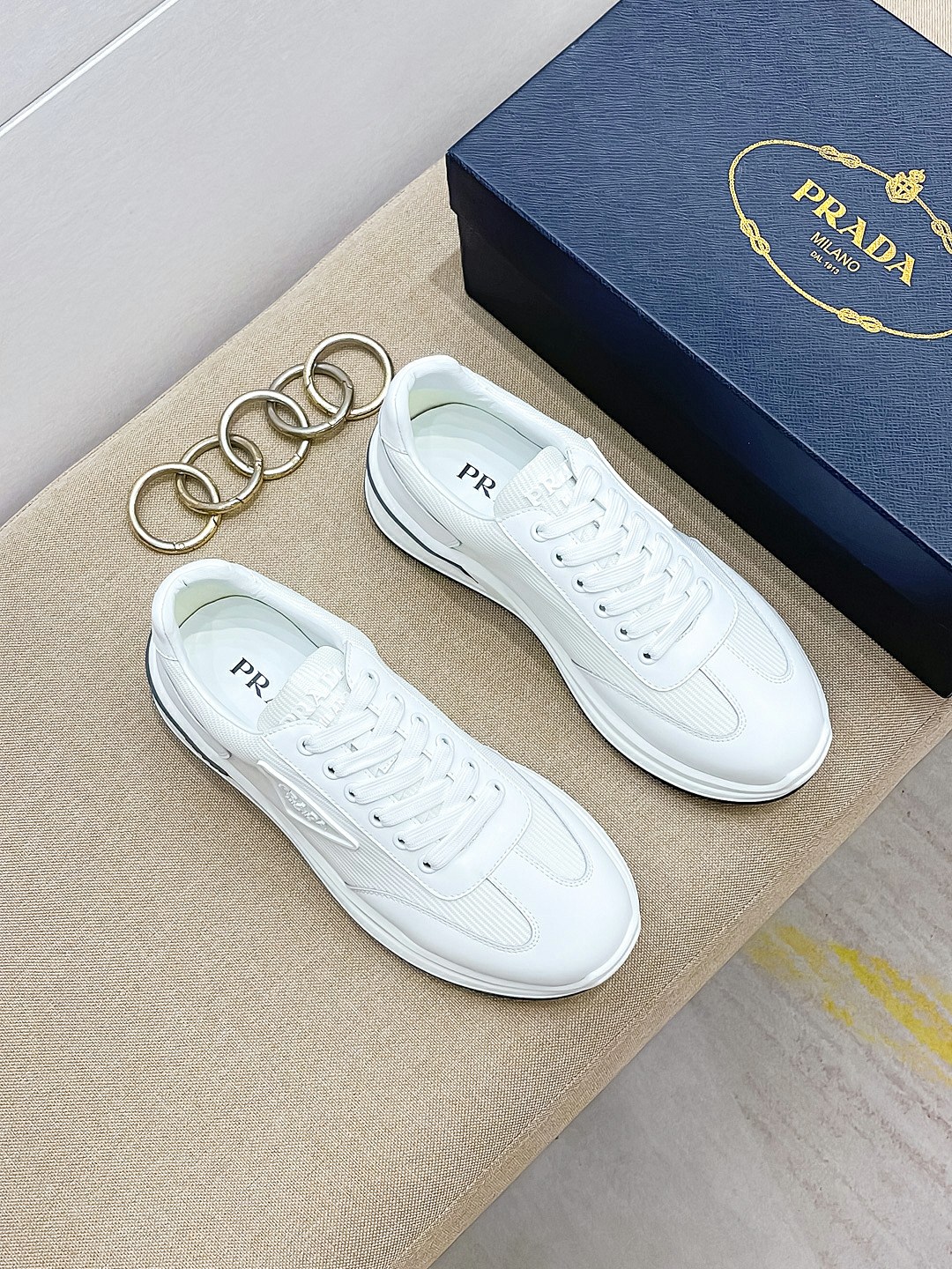 I5  Prada 普拉达 顶级原单，高品质原单牛货，顶级高丝光牛皮拼原版透气布料+进口滴胶，内里进口原版牛皮垫脚，原厂大底品质保证码38-44