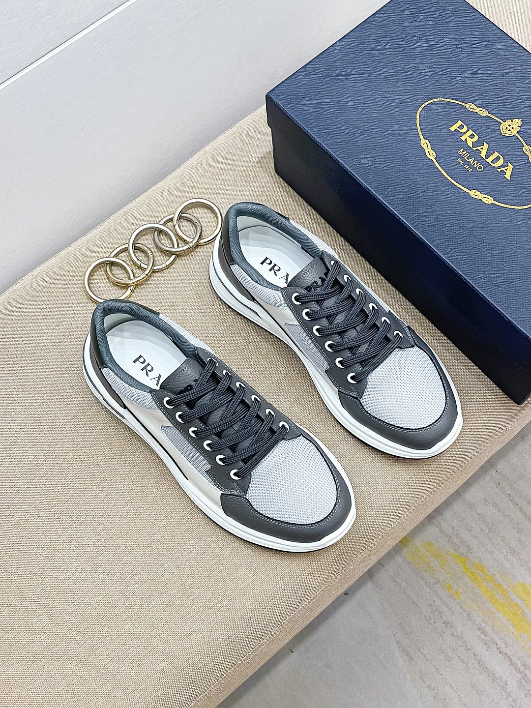 I5  Prada 普拉达 顶级原单，高品质原单牛货，顶级高丝光牛皮拼原版透气布料+进口滴胶，内里进口原版牛皮垫脚，原厂大底品质保证码38-44