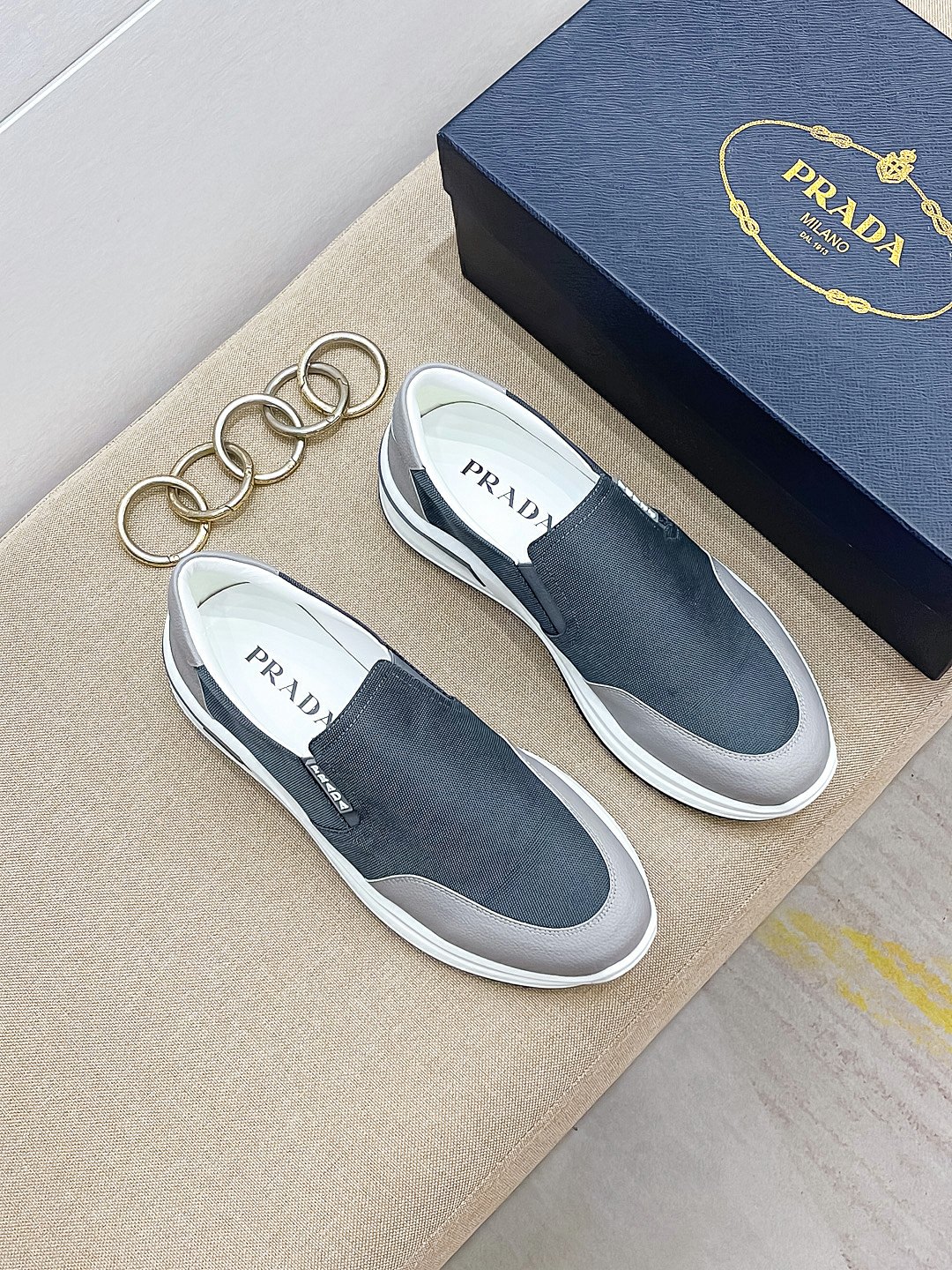 I0 Prada 普拉达 顶级原单，高品质原单牛货，顶级高丝光牛皮拼原版透气布料+进口滴胶，内里进口原版牛皮垫脚，原厂大底品质保证码38-44