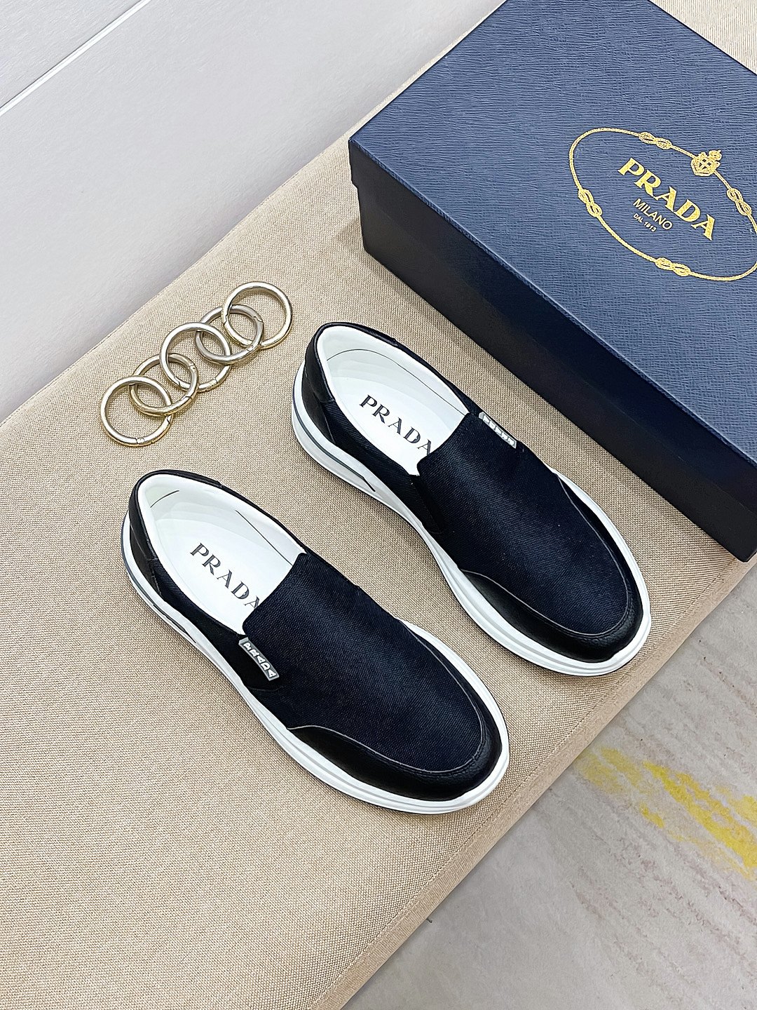 I0  Prada 普拉达 顶级原单，高品质原单牛货，顶级高丝光牛皮拼原版透气布料+进口滴胶，内里进口原版牛皮垫脚，原厂大底品质保证码38-44