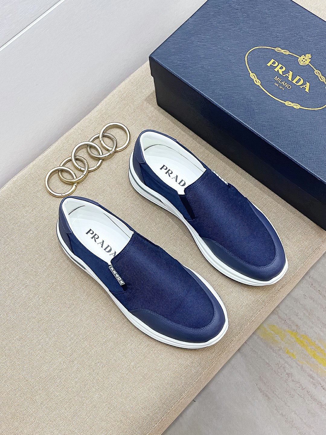 I0 Prada 普拉达 顶级原单，高品质原单牛货，顶级高丝光牛皮拼原版透气布料+进口滴胶，内里进口原版牛皮垫脚，原厂大底品质保证码38-44″},”imgsSrc”:[“https:\/\/xcimg.szwego.com\/20 I0 913\/a16630 G5 940328_35 G5 .jpg?imageView2\/2\/format\/jpg\/q\/ G5