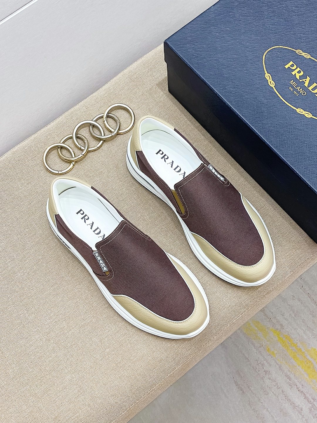 I0 Prada 普拉达 顶级原单，高品质原单牛货，顶级高丝光牛皮拼原版透气布料+进口滴胶，内里进口原版牛皮垫脚，原厂大底品质保证码38-44