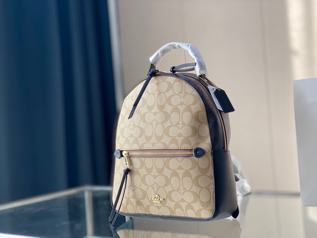 J5 Coach 男女皆可的一款 休闲百搭 容量超级可 可双肩 可单肩 很轻便 设计也很简约耐看