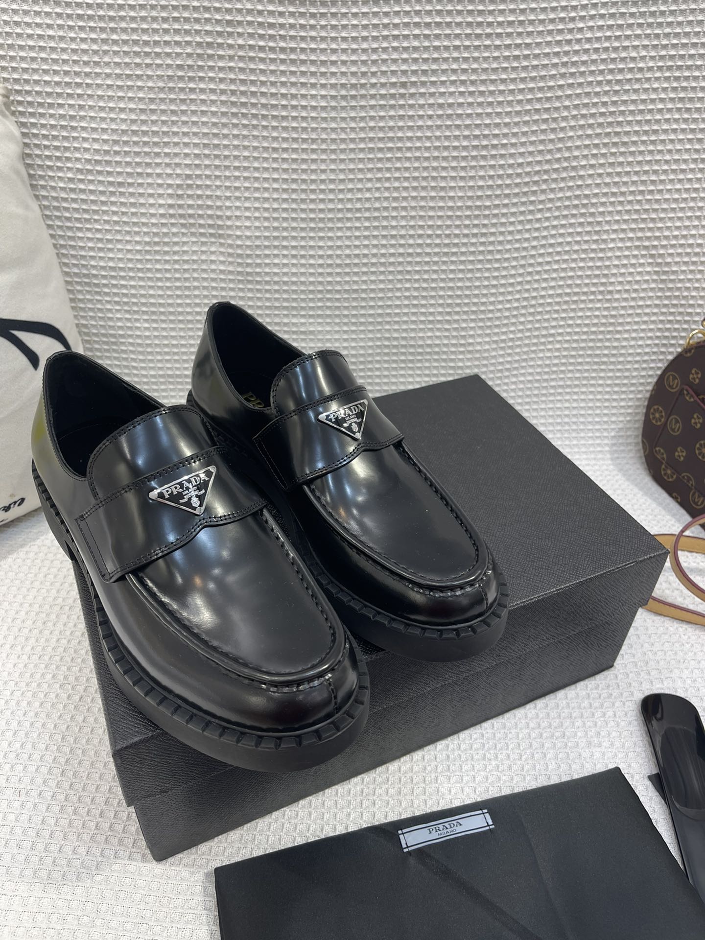 NO:626031,Top version of the classic men's PRADA triangle buckle loafers, simple partition design, highly recognizable LOGO, very eye-catching brand effect, versatile and timeless layout, open edge bead material on the upper, very textured, fabric: imported open edge beaded cowhide, lining: imported cowhide lining/foot pad, outsole: original molded outsole, size: 39-45, leather shoes, prada, prada, loafers, cowhide19860909顶级版本 经典男款PRADA普拉达三角扣乐福鞋、简约的隔板设计、搭配极度辨识度的LOGO、品牌效应非常扎眼百搭不过时的版面、鞋面开边珠材料、非常有质感、 面料:进口开边珠牛皮 内里:进口牛皮里/垫脚 大底:原版开模大底 码数:39-45,皮鞋,prada,prada,loafers,cowhide,Women's Shoes