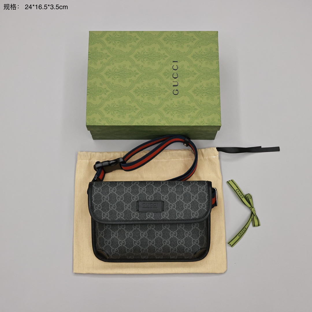 GUCCI 印花腰包💰190 采用GG Supreme高级人造帆布制作，配以复古风格设计，款式采用皮革滚边，可以缠腰佩戴，配以织带和搭扣确保安全。 规格： 24*16.5*3.5cm