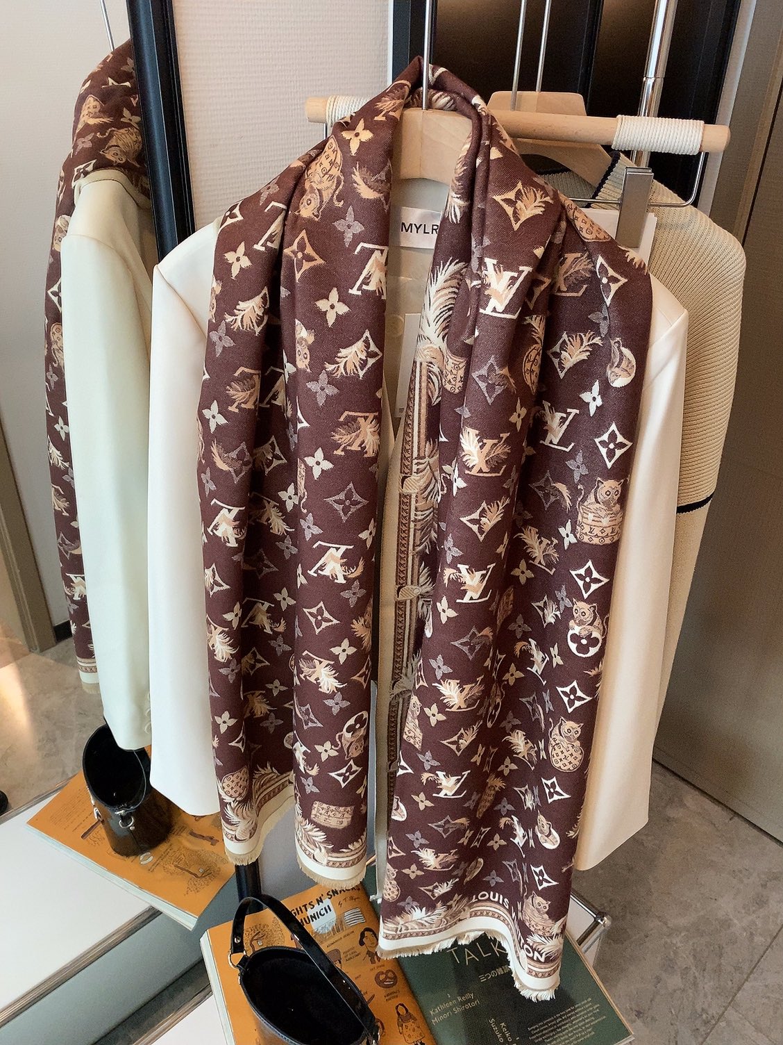Louis Vuitton Haute Couture Silk Twill Scarf Shawl Ref.4CC5D6AA 4