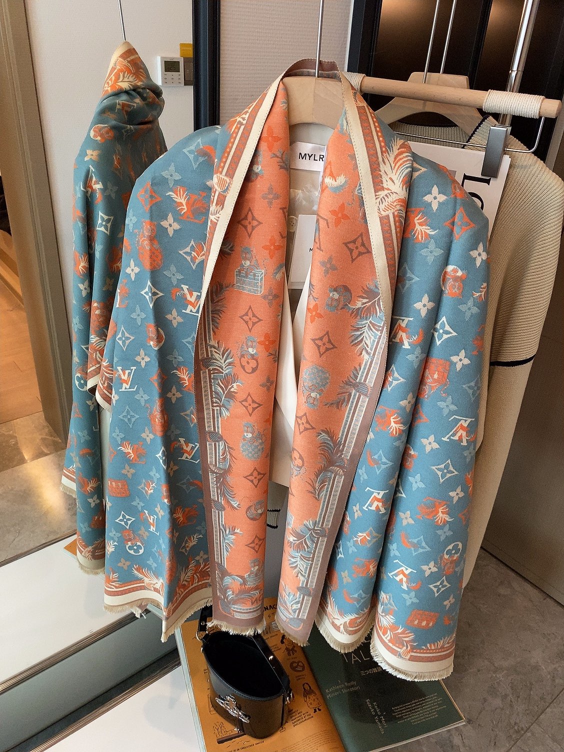 Louis Vuitton Haute Couture Silk Twill Scarf Shawl Ref.4CC5D6AA 2