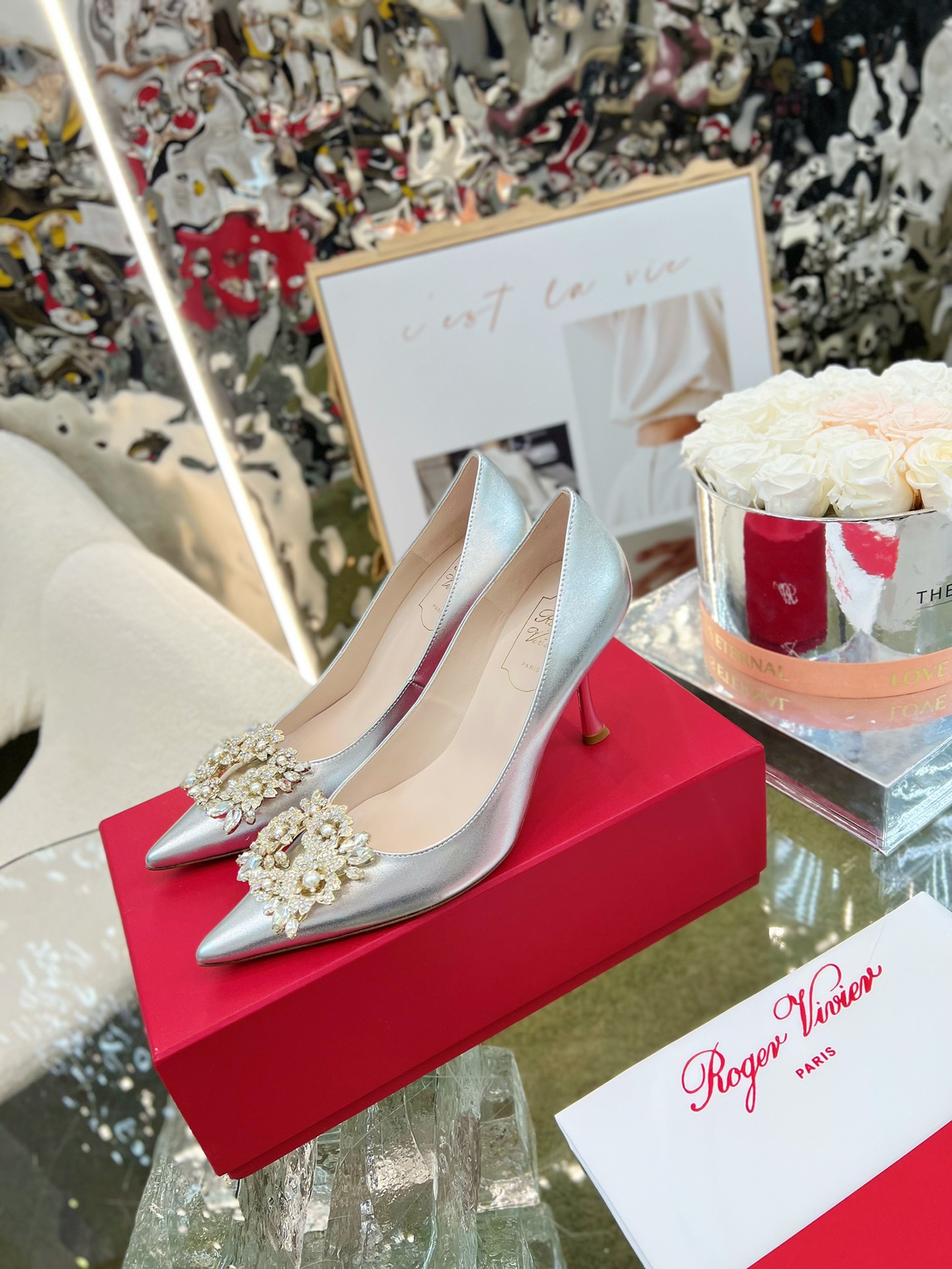 NO:616734,' | The new series of snowflake pearl buckle silk shoes in the counter are luxurious and new. Original custom silk uppers with original molded custom pearl snowflake buckles. Special soft sheepskin lining for the feet. Original molded custom Italian leather outsole, heel height 4.5CM/8.5CM/flat heel. Shoe size: 35-39. Original counter full set of luxury packaging, high heels, high heels, sheepskin, real silk, Leather soles19860909' |  专柜新款雪花珍珠扣真丝单鞋系列奢华上新 鞋面原版定制真丝面配原版开模定制珍珠雪花饰扣  内里特定柔软羊皮里垫脚 大底原版开模定制意大利真皮大底,跟高4.5CM/8.5CM/平跟 鞋码:35-39 原版专柜全套豪华包装,高跟鞋单鞋,high heels,sheepskin,real silk,Leather soles,Women's Shoes