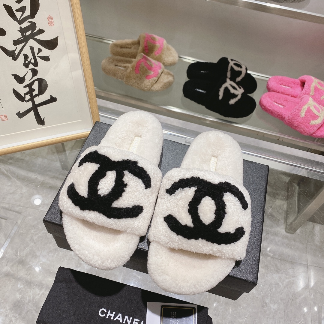 NO:627227,Chanel's new autumn and winter style, lazy fashion, leisure style series of trendy fur slippers. Made only with real fur, counter quality. Fabric is genuine lamb wool. Genuine leather lamb wool lining. Genuine leather lamb wool padding. Outsole. Wear-resistant and non-slip rubber outsole. Size 35–42 (41.42, customized, non-refundable and non-exchangeable), fur shoes and slippers, chanel, slippers19860909香奈儿秋冬新款 懒人时尚,优闲风系列潮款毛拖 只做真皮毛,专柜品质 面料真皮羊羔毛 内里真皮羊羔毛 垫脚真皮羊羔毛 大底耐磨防滑橡胶大底 码数35–42（41.42,定制不退不换）,毛毛鞋拖鞋,chanel,slippers,Women's Shoes