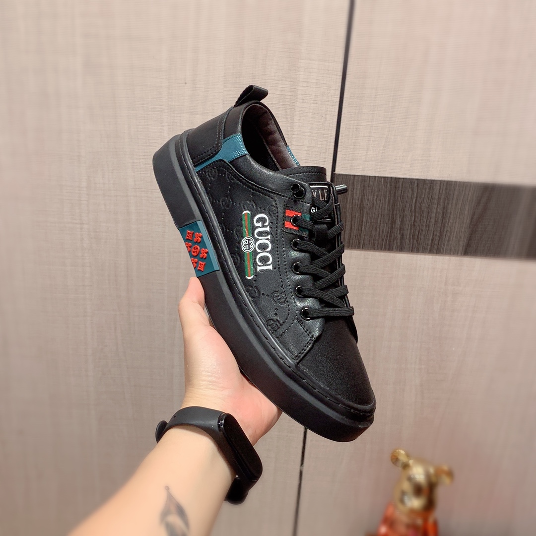 I5  Gucci  古奇   最新爆款休闲鞋，顶端品牌奢侈～代购，顶级～质量。专柜同卖产品鞋面選用进口透气牛皮材质透气内里精细做工。原版个性时尚柔软橡膠耐磨防滑大底，上脚轻巧舒适，实物拍摄實物更好看，002码: 38-43。2色可选