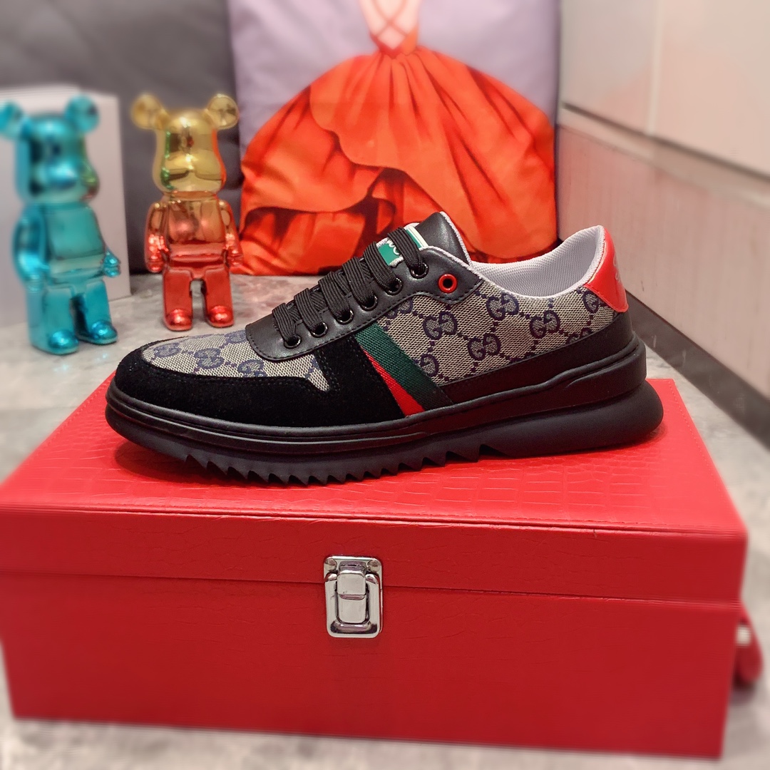 I5  Gucci  古奇   最新爆款休闲鞋，顶端品牌奢侈～代购，顶级～质量。专柜同卖产品鞋面選用进口透气牛皮搭配材质透气羊皮内里精细做工。原版个性时尚柔软橡膠耐磨防滑大底，上脚轻巧舒适，实物拍摄實物更好看，广州码: 38-44。2色可选