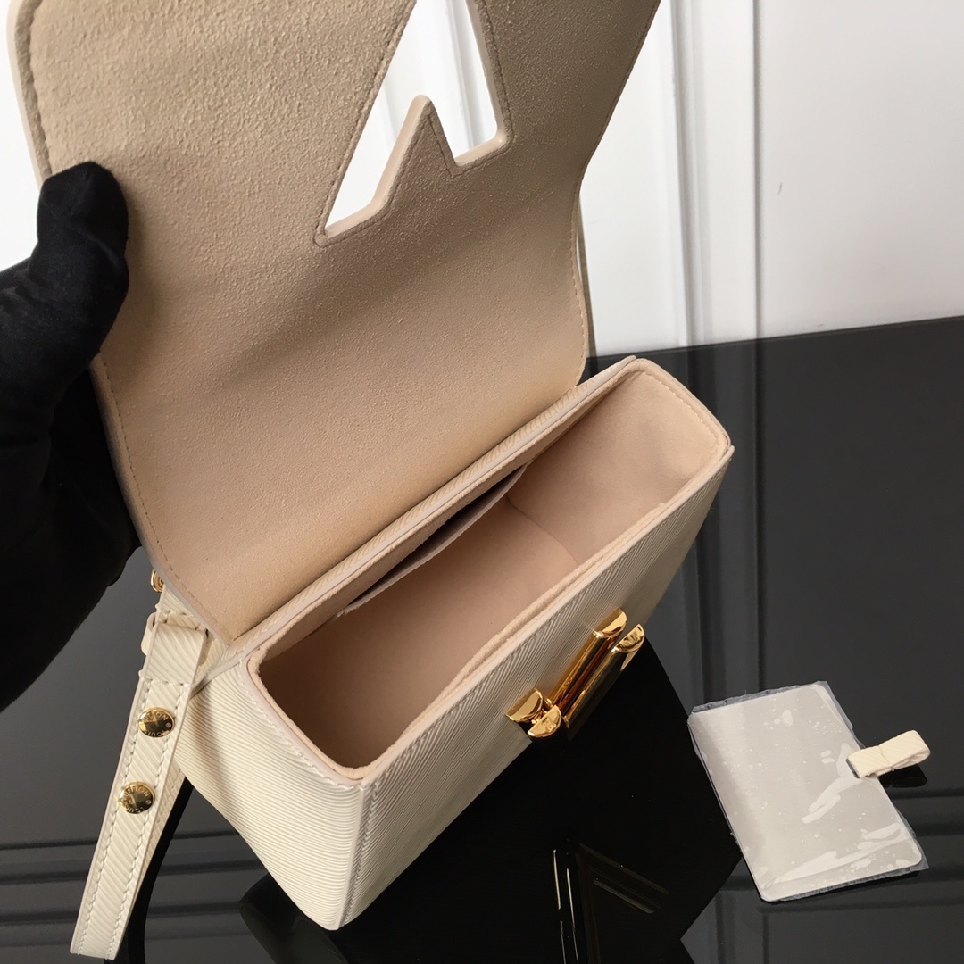 M59852【原单顶级】本款 Twist 小号手袋取材 Epi 粒面皮革,依托品牌精湛工艺塑造可拆卸皮革