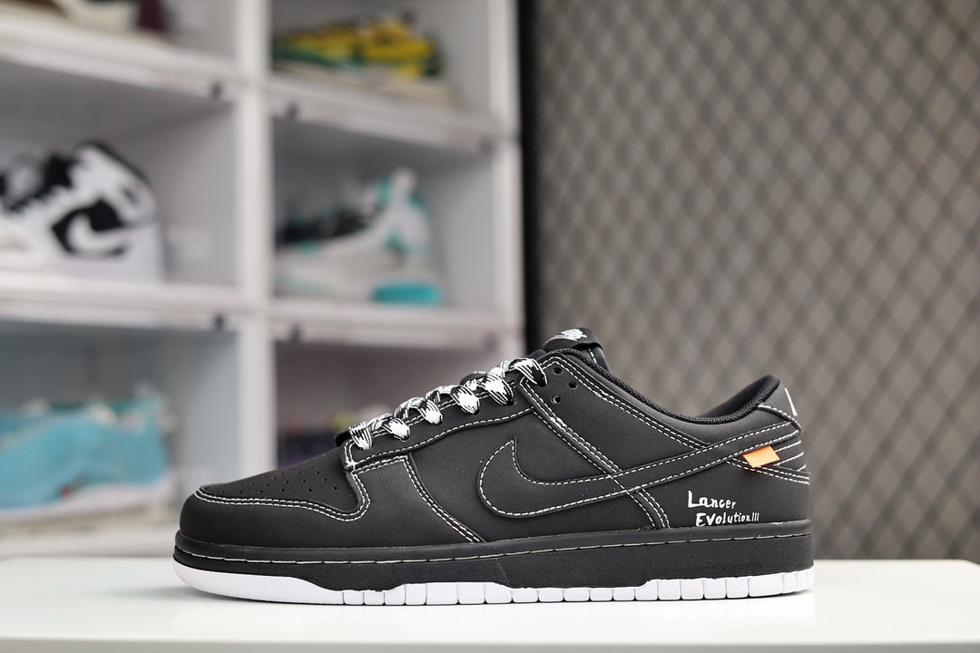 H0 公司级 NIKE DUNK SB LOW 定制配色Dunk SB顾名思义，具有经典的Dunk血缘，又注入了更多的时尚元素。相较于普通的Dunk滑板鞋，改良版的Dunk SB加厚了鞋舌的填充，使舒适性大大提升，同时也更方便穿脱；中底部分则加入了脚感柔软舒适Zoom Air气垫，有效吸收滑板等极限运动在落地时带来的冲击力，为街头运动者们提供更好的保护