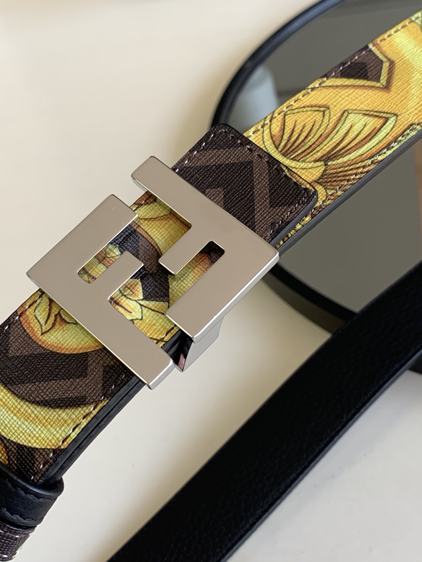 Fendi 五金做工精细 线条流畅 表面光滑 𝐙𝐏电镀工艺 香港通关【𝐇𝐀𝐀𝐒】 进口皮料