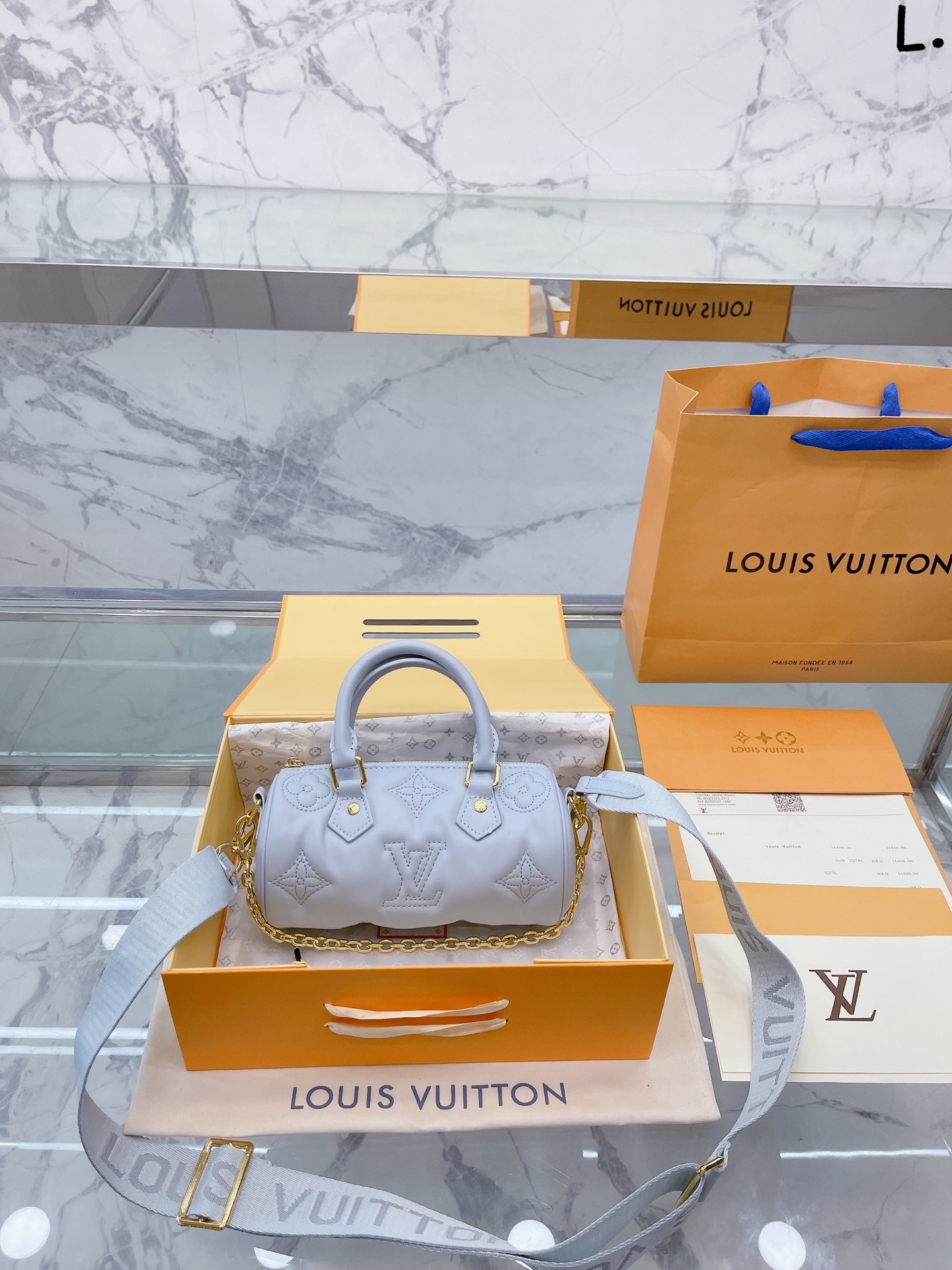 J5  Louis Vuitton 路易威登 LV  刺绣 枕头包 专柜夏季  Louis Vuitton 路易威登 LV  Snano 枕头包这款Retiro 手袋以标志性 经典永恒。优雅低调的外形设计和宽敞的包身更加入了实用性 尺寸20 13cm 配折叠礼盒