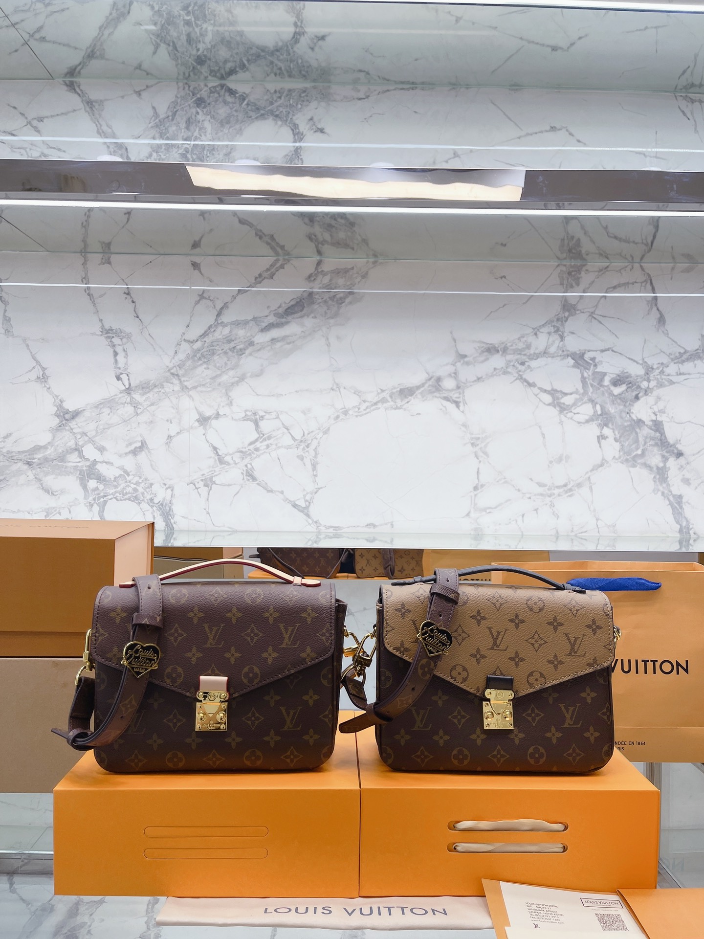 K0 升级爱心扣  Louis Vuitton 路易威登 LV 邮差包老花手提单肩斜挎包，优雅低调的外形设计和宽敞的包身更加入了实用性， Louis Vuitton 路易威登 LV 闪亮的纯钢金色五金配件- 可调节肩带，配有树糕皮的肩垫，拉链闭合 超细纤维内衬 尺寸：25*20cm 飞机盒礼盒包装