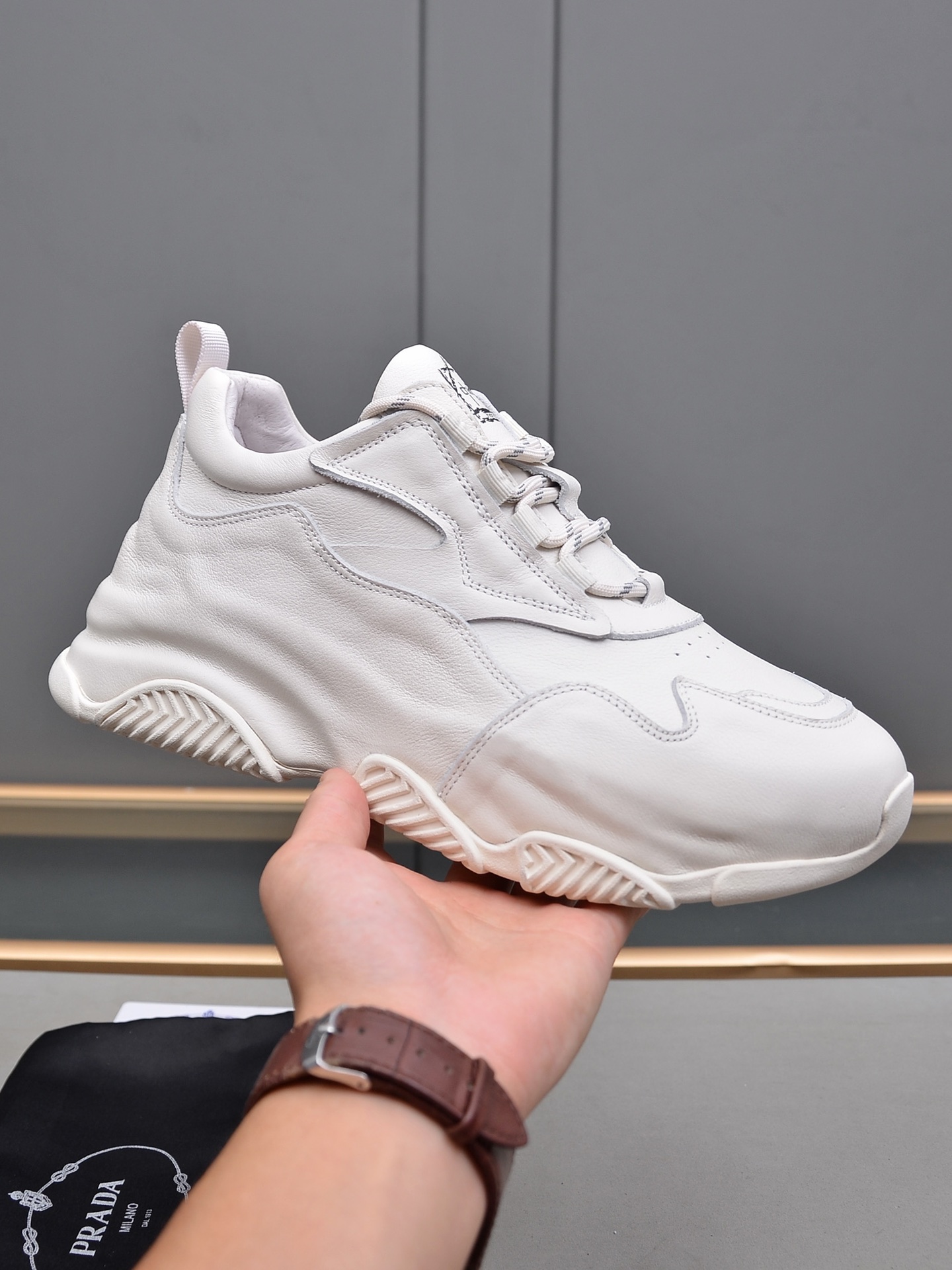 J5 普拉达包皮底工艺时尚爆款 百搭帅气鞋面进口优质软牛皮，简约大气设计，完美版型，透气羊里，极富个性与时尚韵味时尚帅气，百搭休闲，