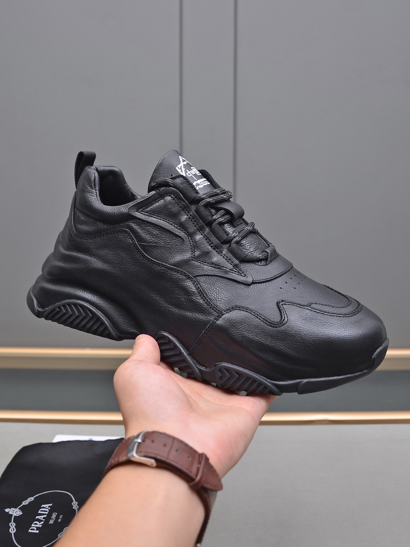 J5 普拉达包皮底工艺时尚爆款 百搭帅气鞋面进口优质软牛皮，简约大气设计，完美版型，透气羊里，极富个性与时尚韵味时尚帅气，百搭休闲，