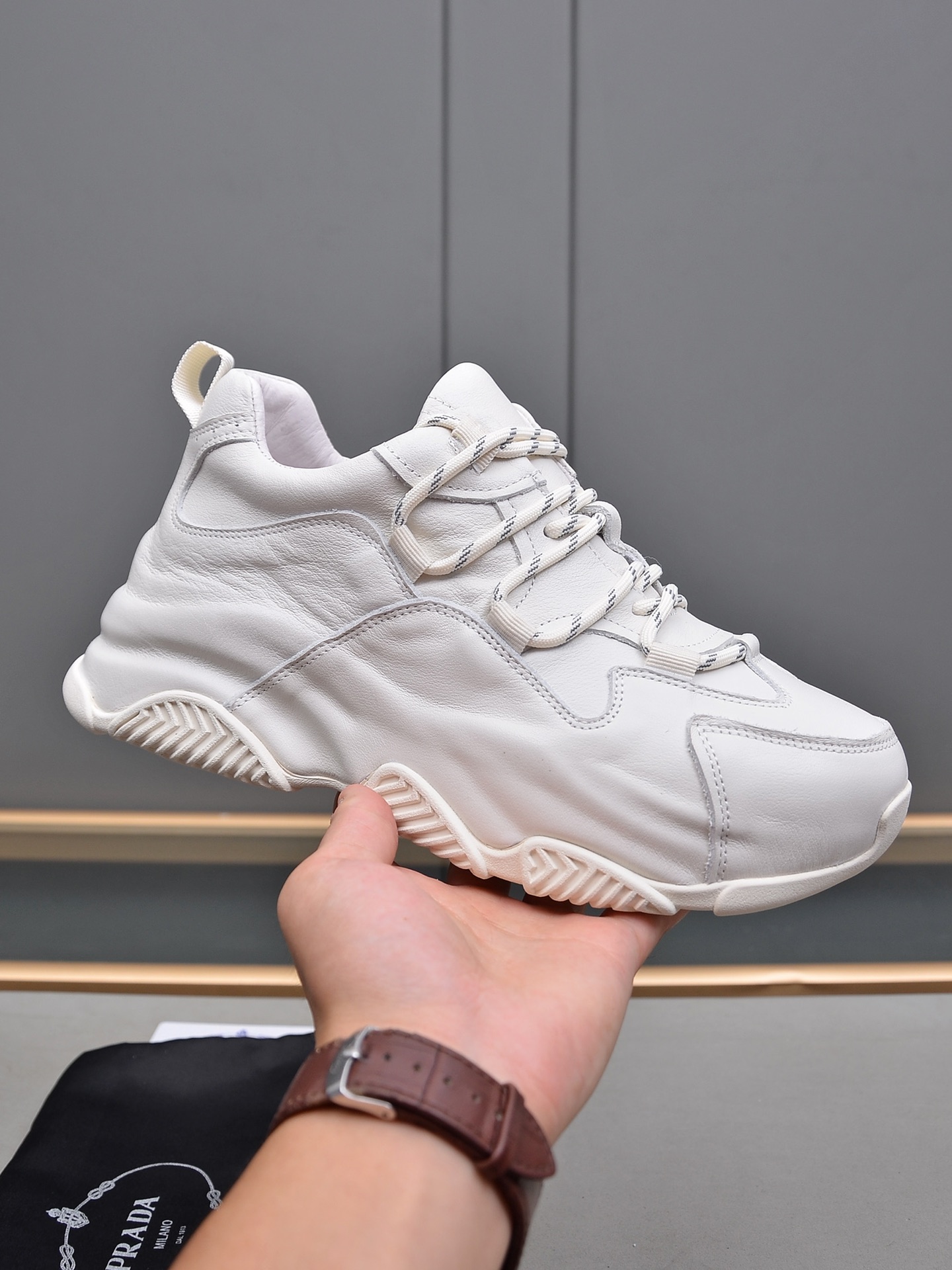 J5 普拉达包皮底工艺时尚爆款 百搭帅气鞋面进口优质软牛皮，简约大气设计，完美版型，透气羊里，极富个性与时尚韵味时尚帅气，百搭休闲，