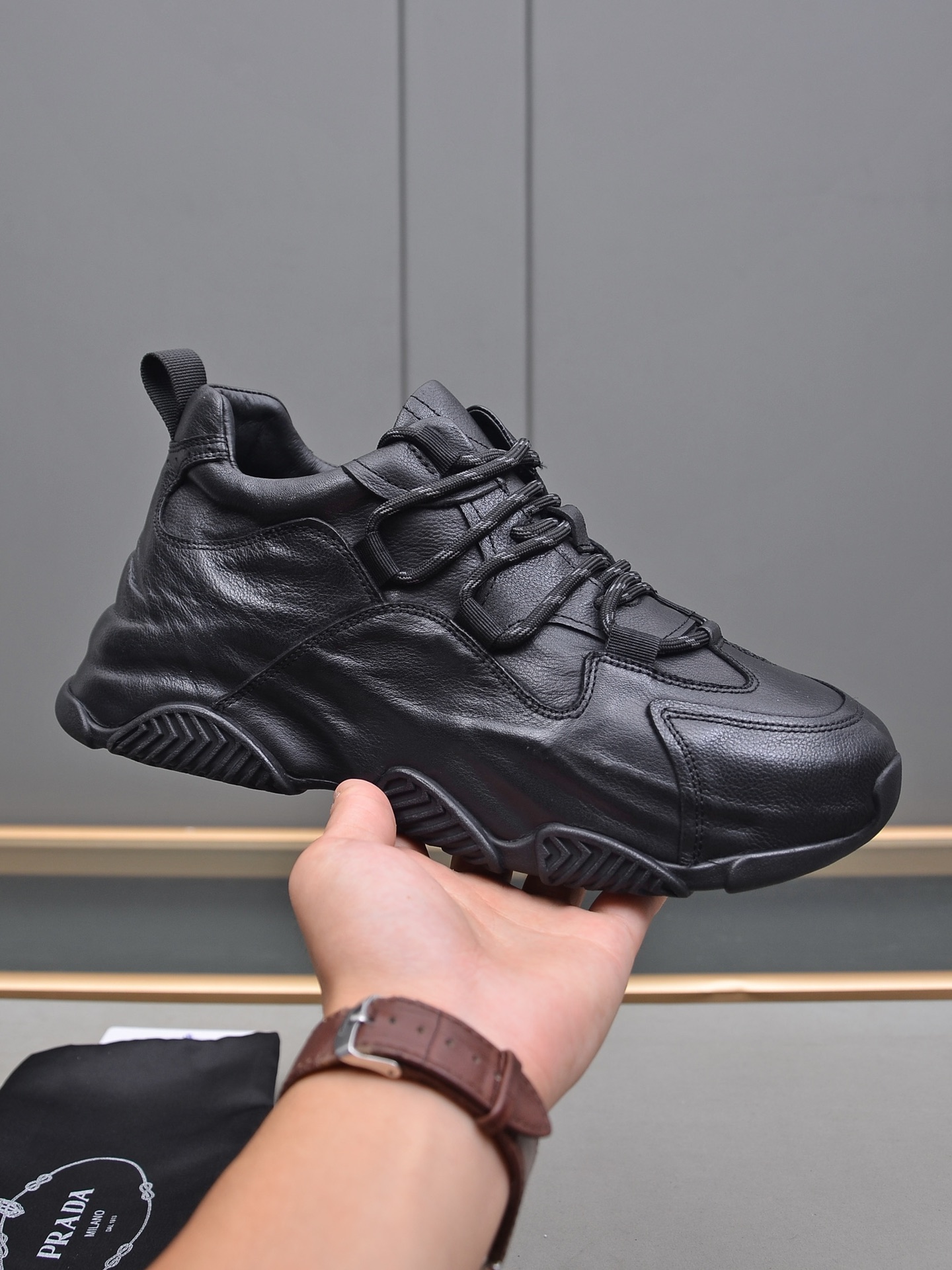 J5 普拉达包皮底工艺时尚爆款 百搭帅气鞋面进口优质软牛皮，简约大气设计，完美版型，透气羊里，极富个性与时尚韵味时尚帅气，百搭休闲，