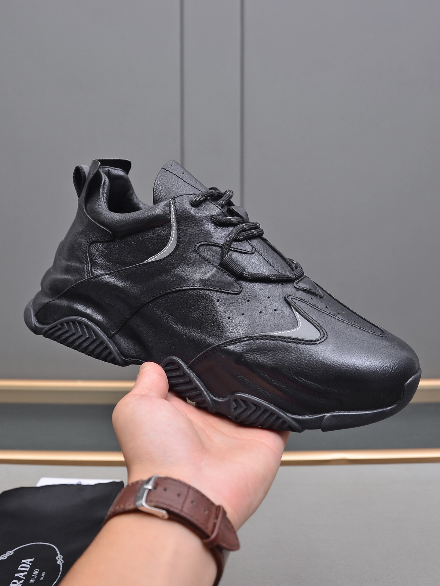 J5 普拉达包皮底工艺时尚爆款 百搭帅气鞋面进口优质软牛皮，简约大气设计，完美版型，透气羊里，极富个性与时尚韵味时尚帅气，百搭休闲，