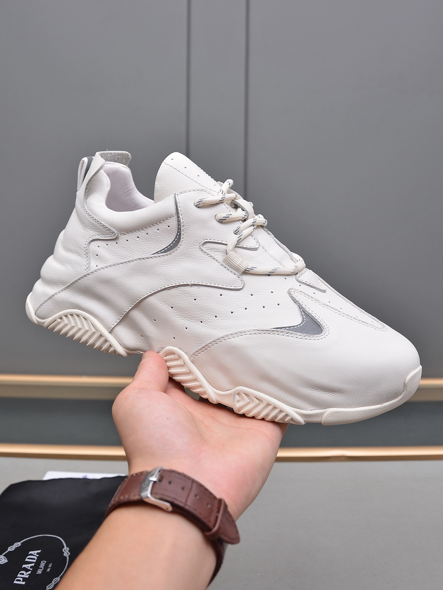 J5 普拉达包皮底工艺时尚爆款 百搭帅气鞋面进口优质软牛皮，简约大气设计，完美版型，透气羊里，极富个性与时尚韵味时尚帅气，百搭休闲，