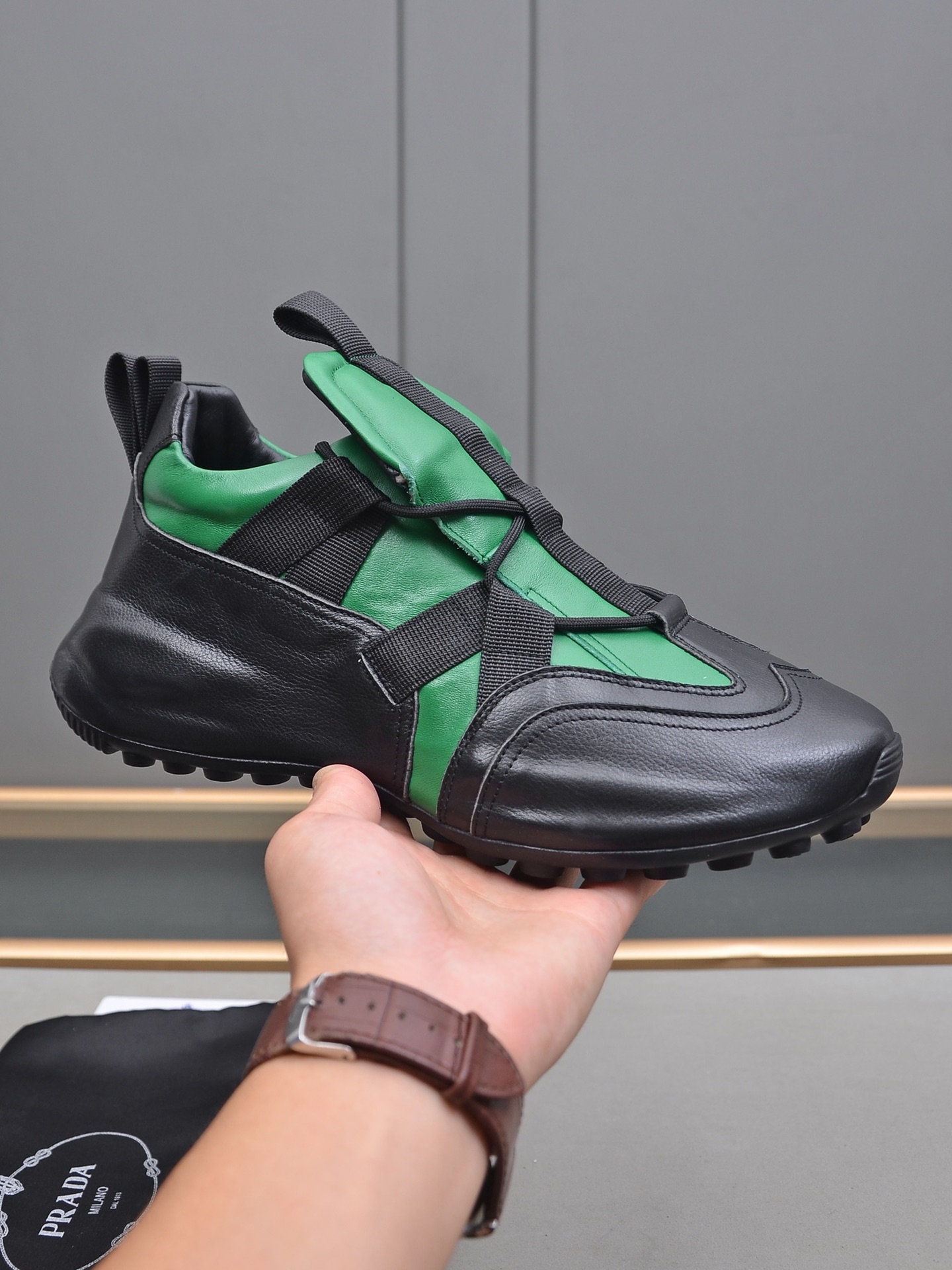 J5 普拉达包皮底工艺时尚爆款 百搭帅气鞋面进口优质软牛皮，简约大气设计，完美版型，透气羊里，极富个性与时尚韵味时尚帅气，百搭休闲，