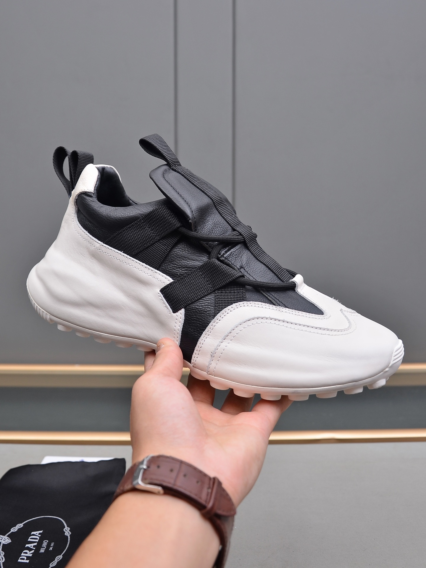 J5 普拉达包皮底工艺时尚爆款 百搭帅气鞋面进口优质软牛皮，简约大气设计，完美版型，透气羊里，极富个性与时尚韵味时尚帅气，百搭休闲，