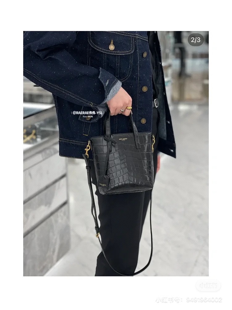 SAINT LAURENT鳄鱼压纹托特包 SL按扣开合设计,搭配可拆卸皮革包覆经典 Saint Laurent 圣罗兰 YSL 标志吊饰。 鳄鱼压纹高级感十足，Tote设计容量足够容纳日常随身小物。