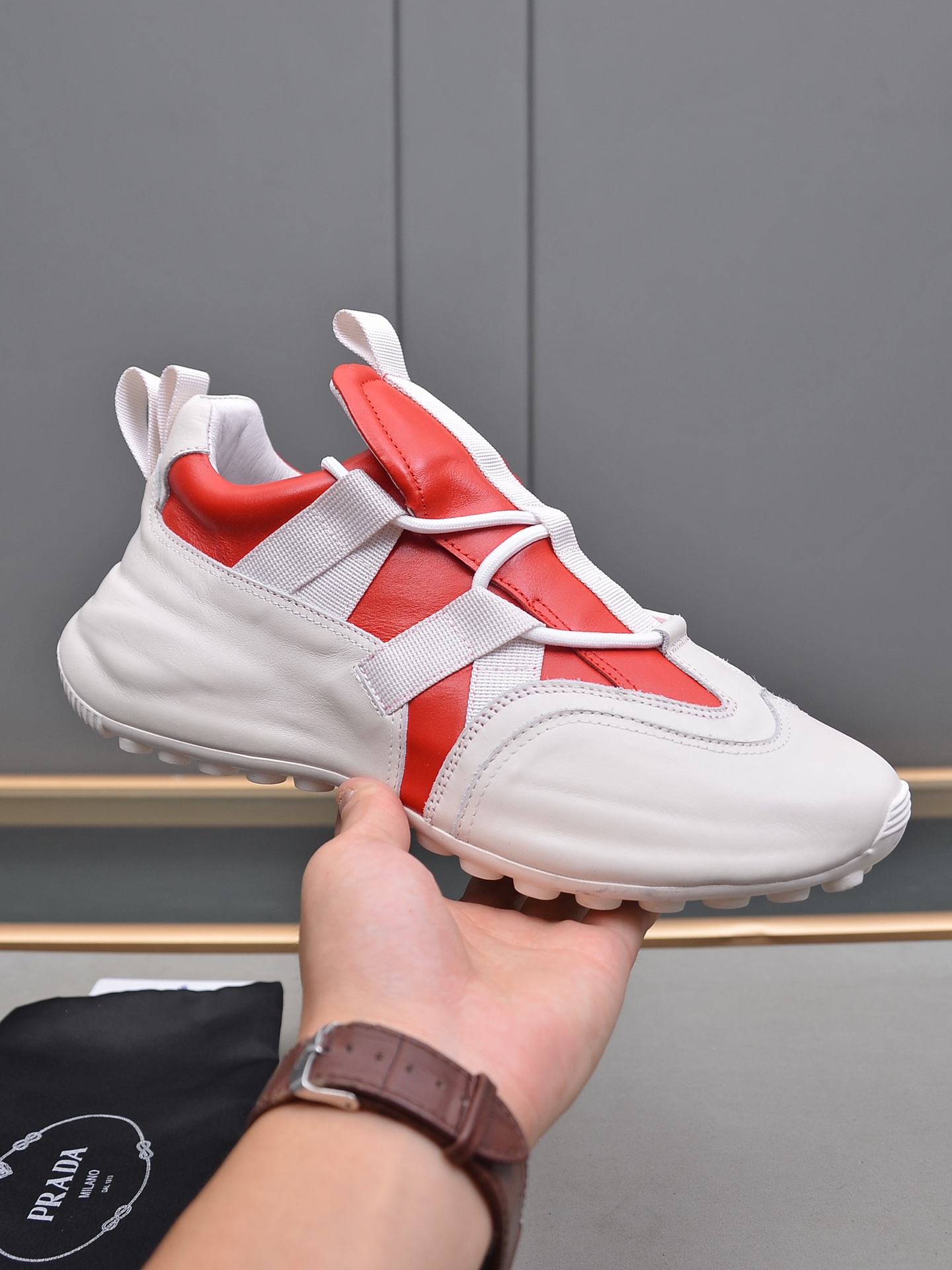 J5 普拉达包皮底工艺时尚爆款 百搭帅气鞋面进口优质软牛皮，简约大气设计，完美版型，透气羊里，极富个性与时尚韵味时尚帅气，百搭休闲，