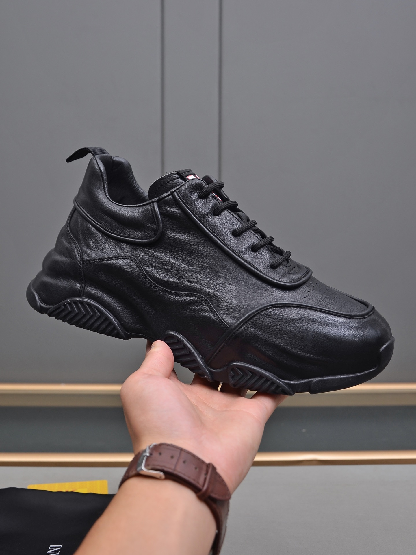 J5 普拉达包皮底工艺时尚爆款 百搭帅气鞋面进口优质软牛皮，简约大气设计，完美版型，透气羊里，极富个性与时尚韵味时尚帅气，百搭休闲，